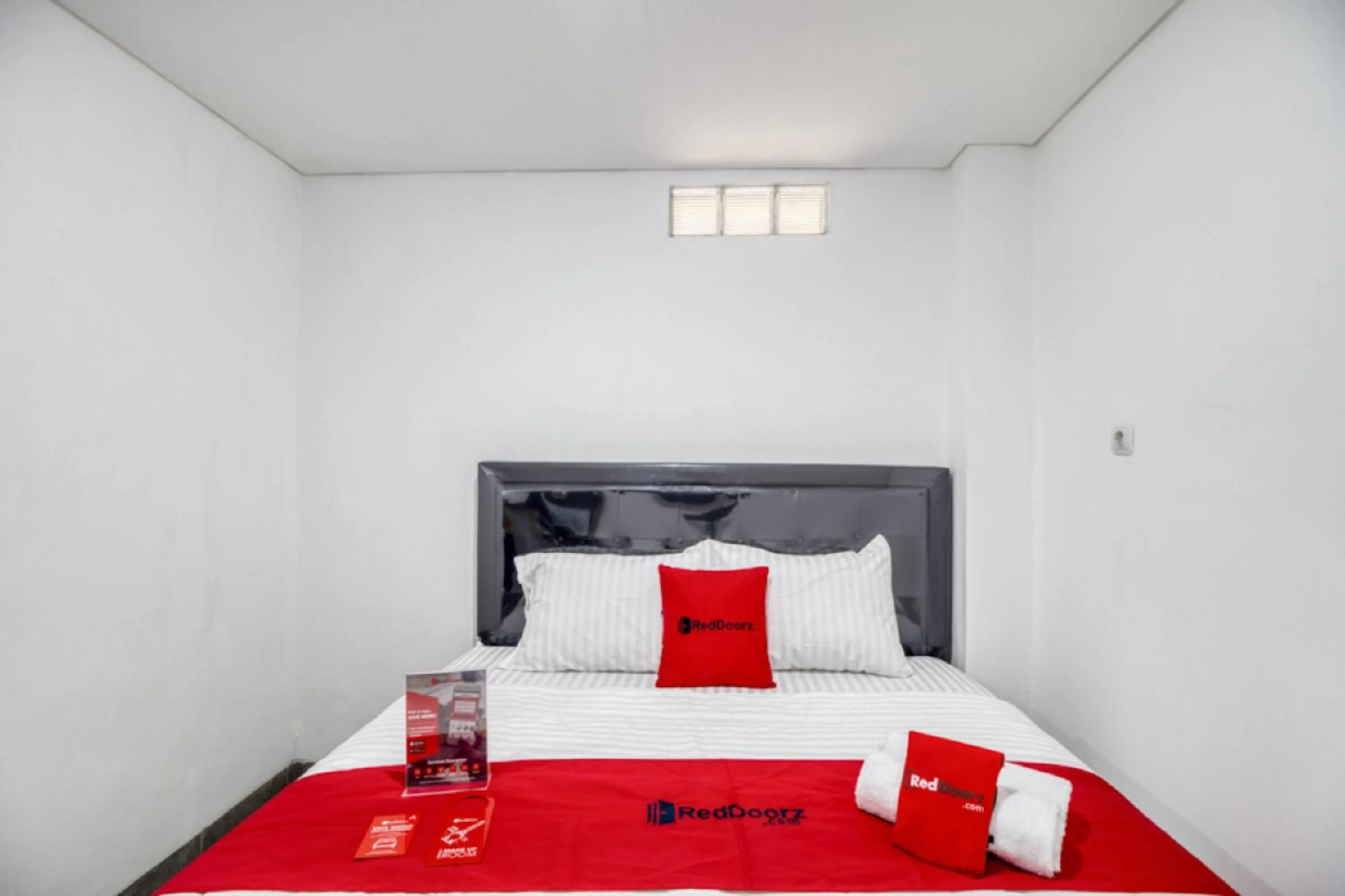 Bedroom, Bed in RedDoorz Syariah near Galeria Mall Yogyakarta