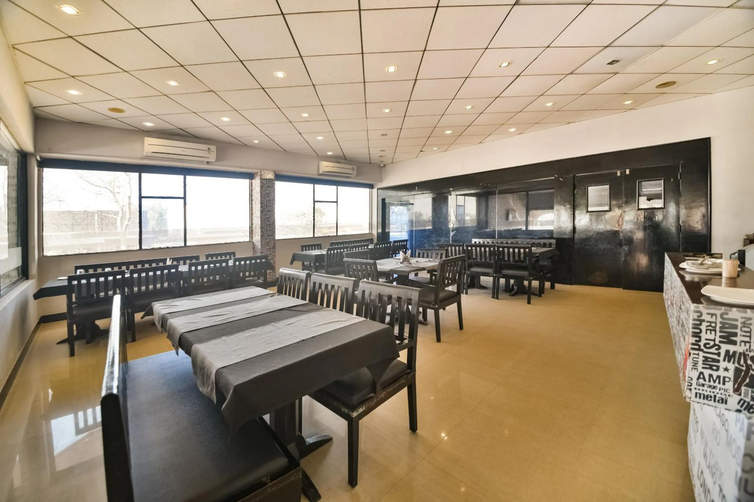 Restaurant/places to eat in Capital O Amit Palace