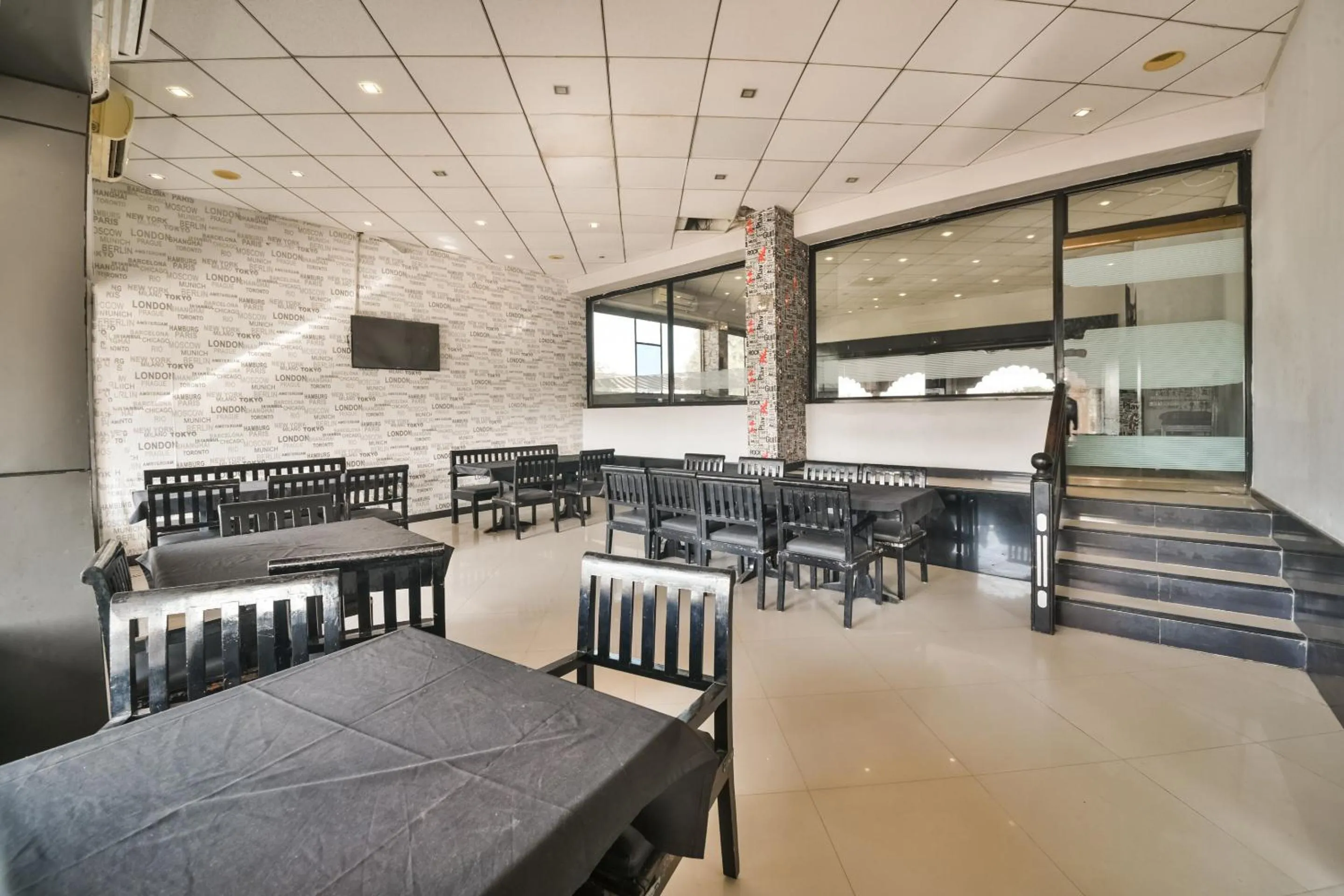Restaurant/places to eat in Capital O Amit Palace