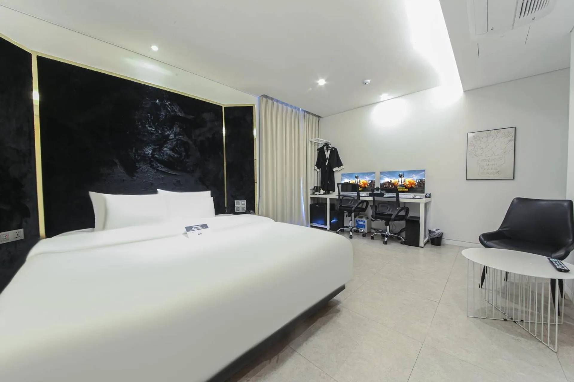 Bedroom, Bed in Zam 101