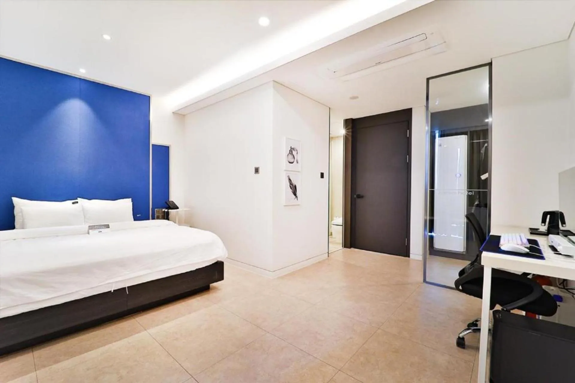 Bedroom, Bed in Zam 101