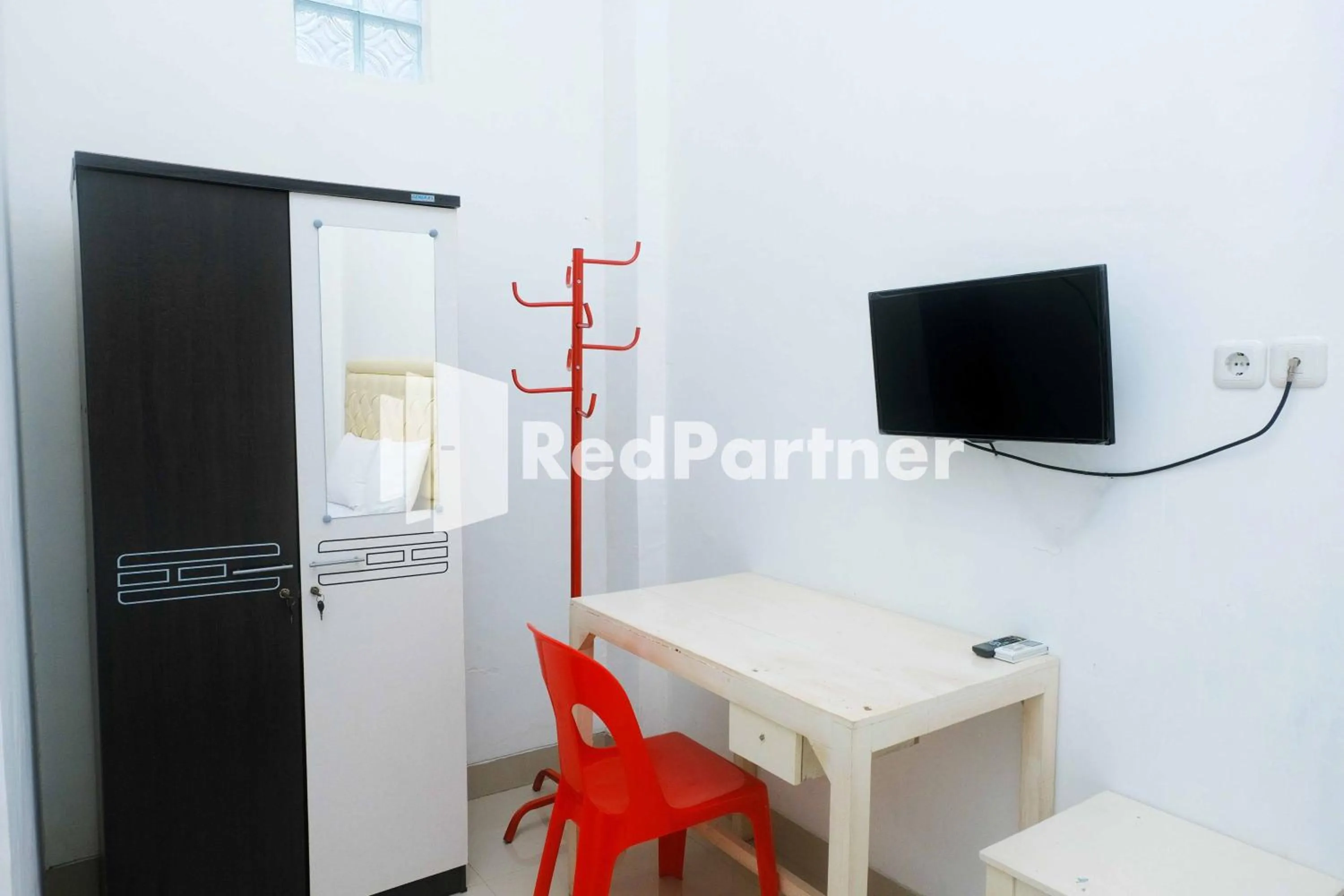 TV and multimedia in Fortuner Homestay Syariah Makassar Mitra RedDoorz