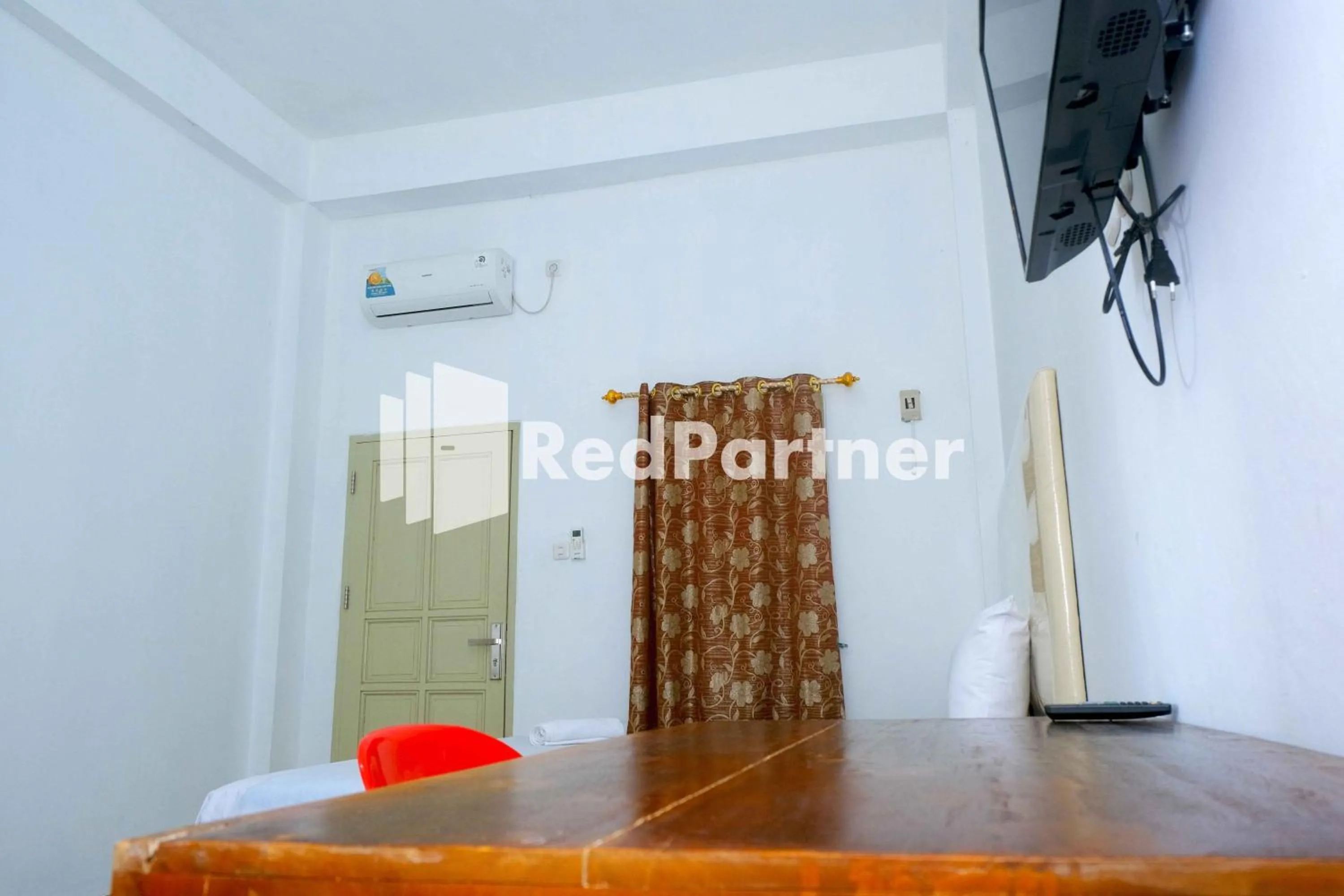 TV and multimedia in Fortuner Homestay Syariah Makassar Mitra RedDoorz