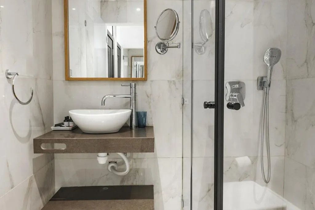 Shower in Kikar Boutique Hotel