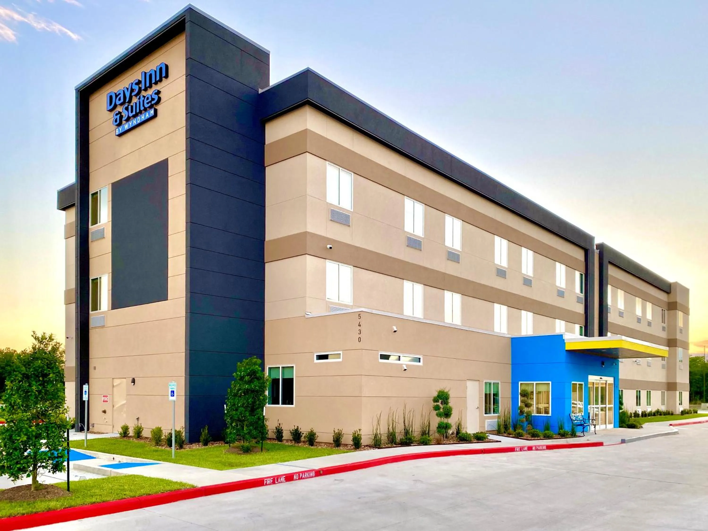 Property building in Days Inn by Wyndham Beaumont West I-10 Walden