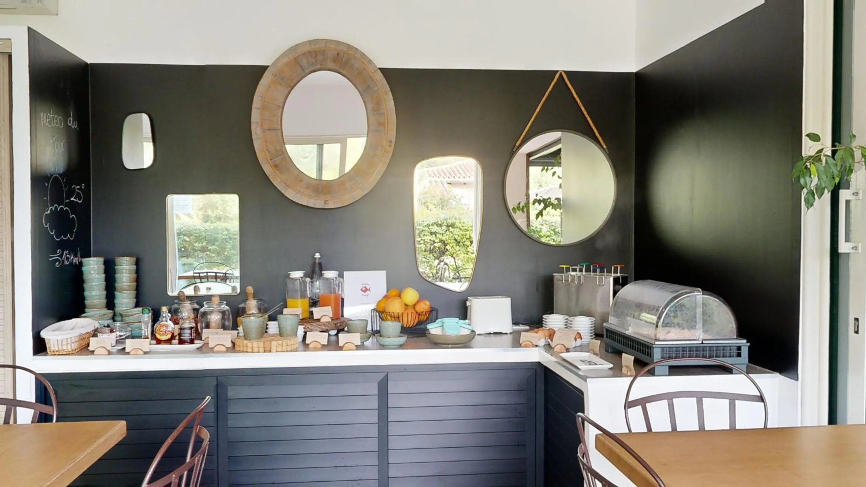 Food and drinks in Poisson Rouge