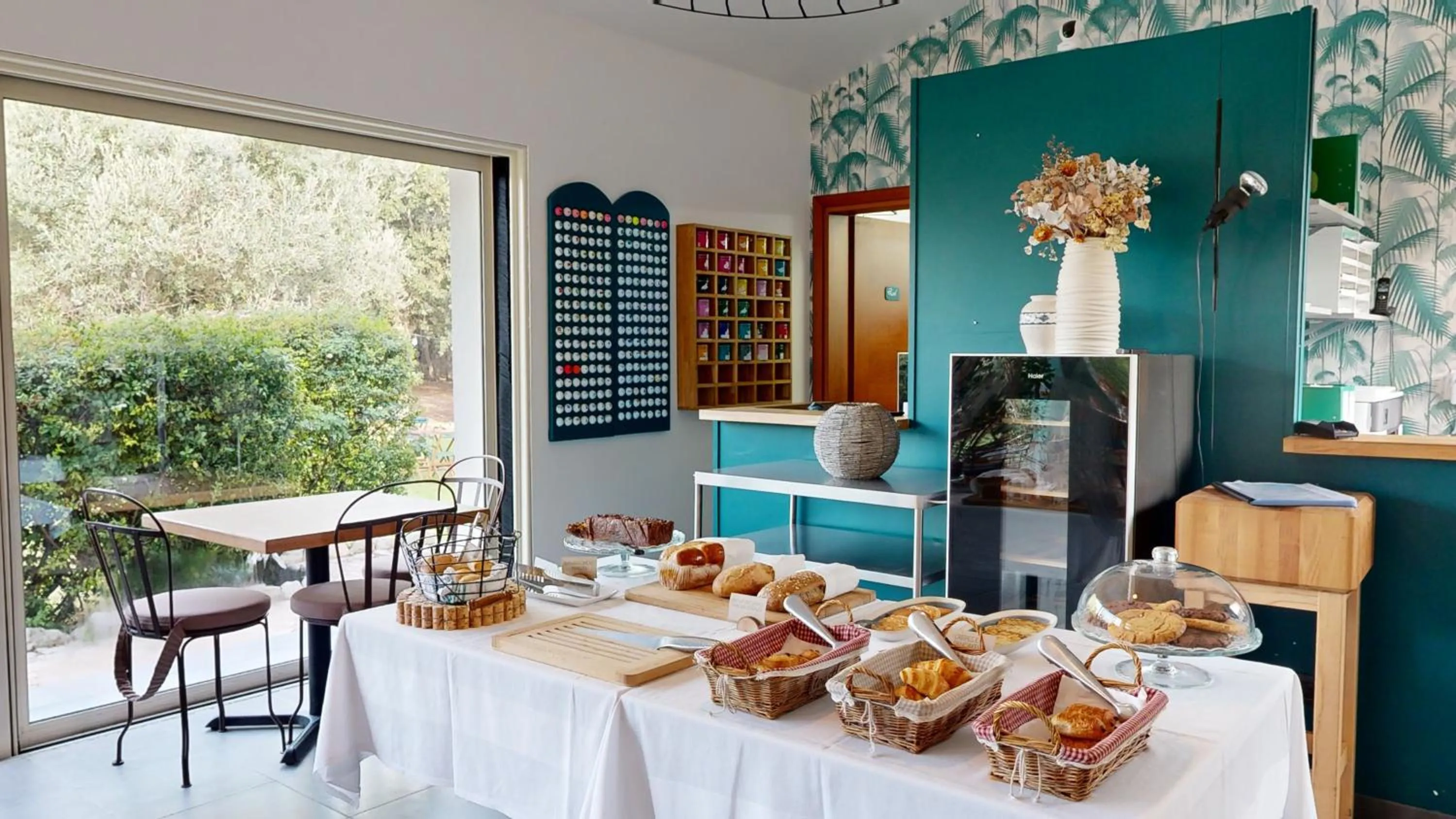 Food and drinks in Poisson Rouge