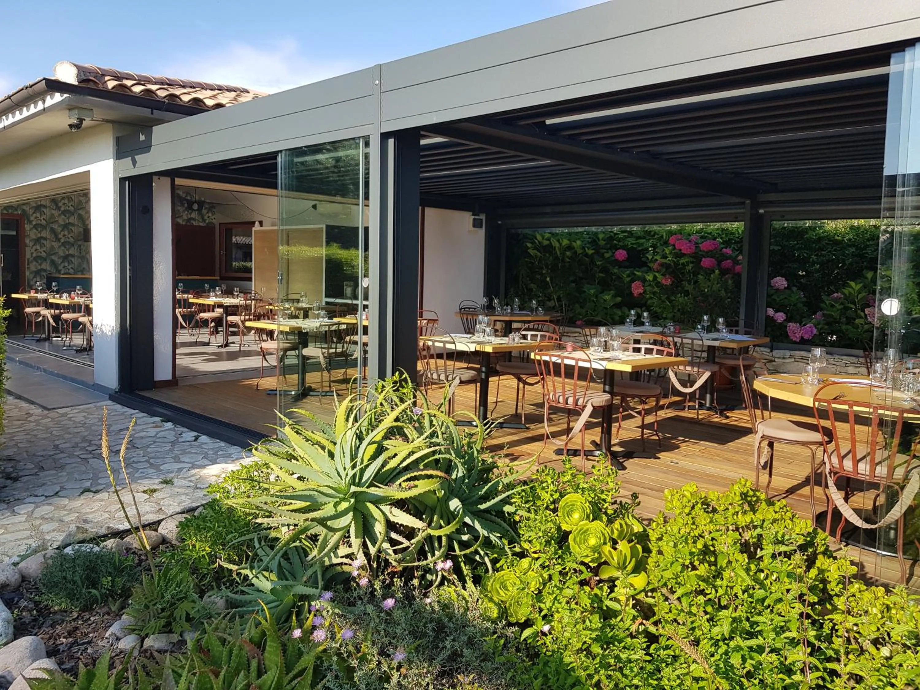 Patio in Poisson Rouge