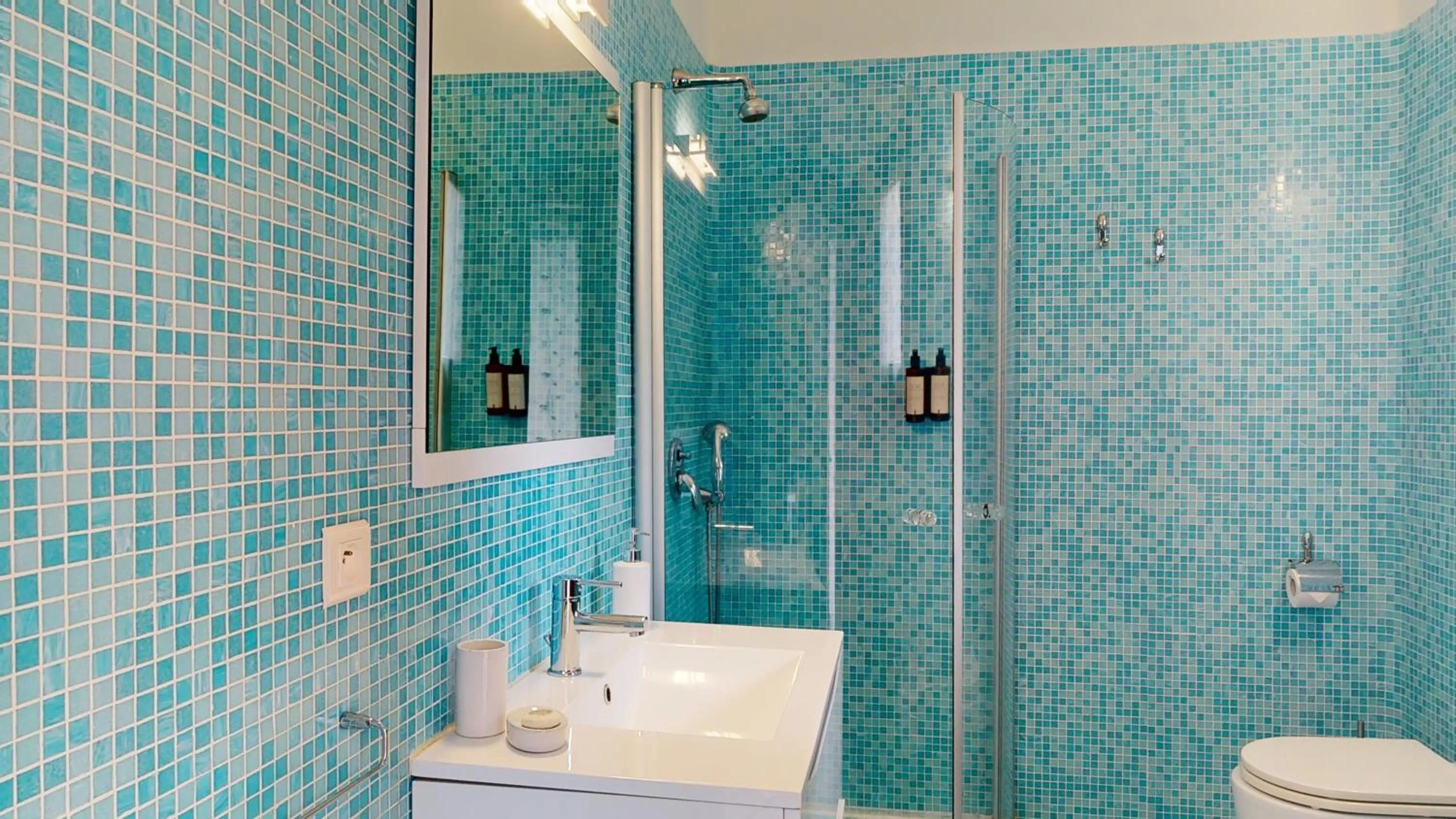 Shower in Poisson Rouge