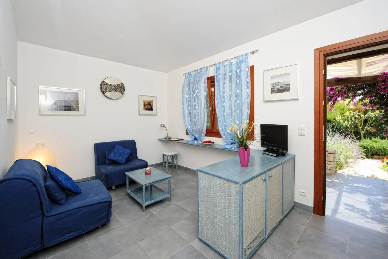 TV and multimedia in Poisson Rouge