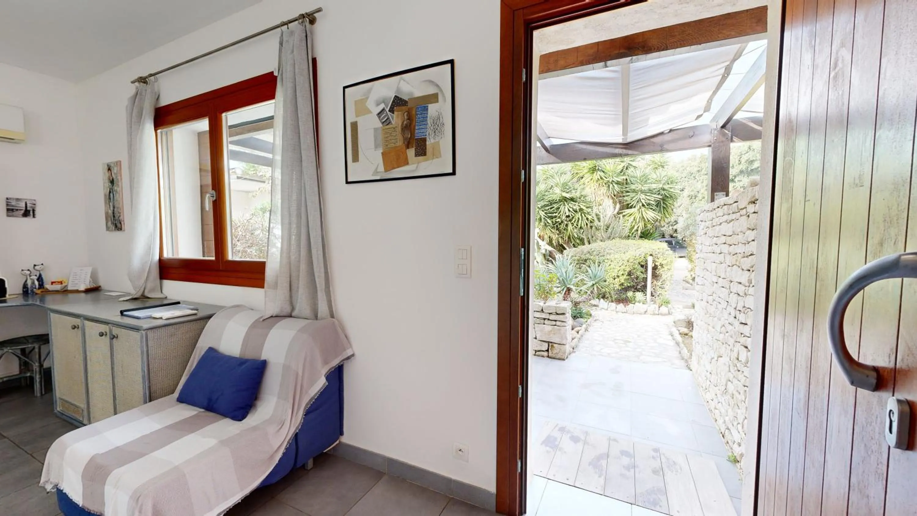 Garden view in Poisson Rouge