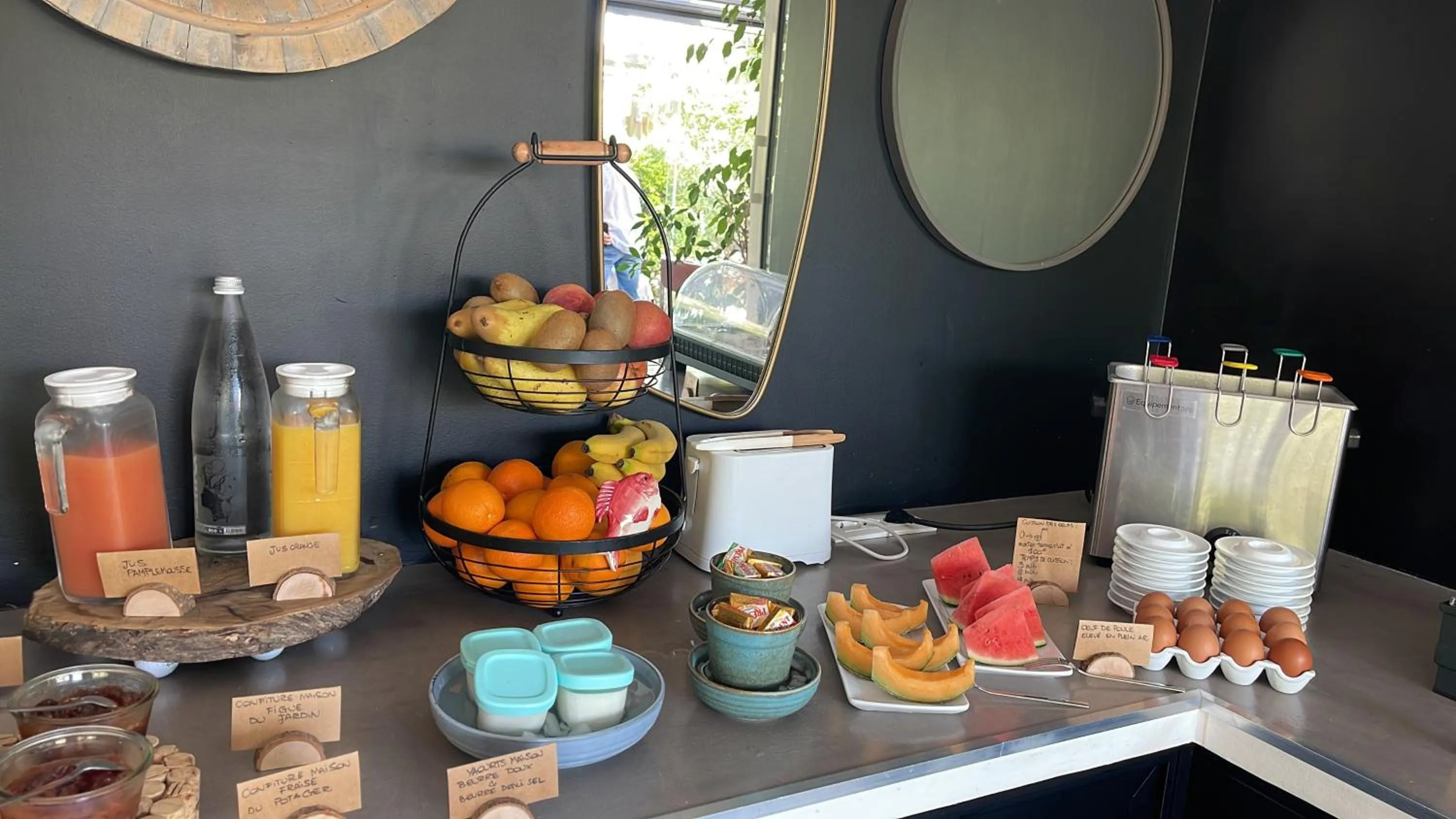 Breakfast in Poisson Rouge