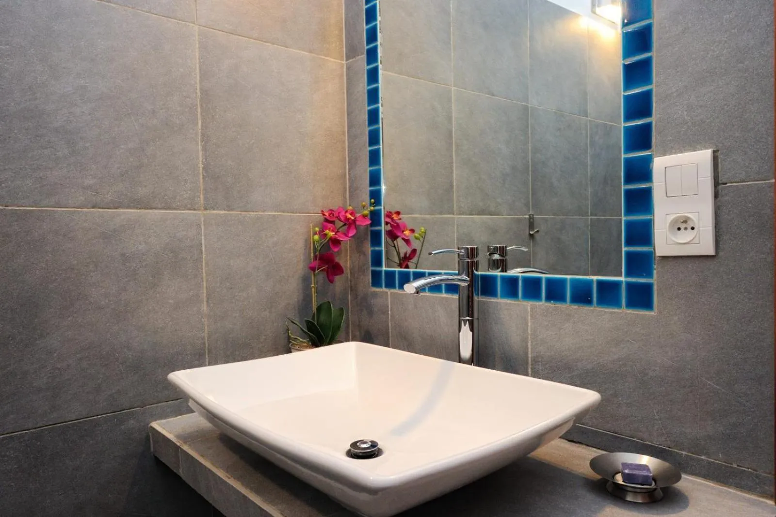 Bathroom in Poisson Rouge