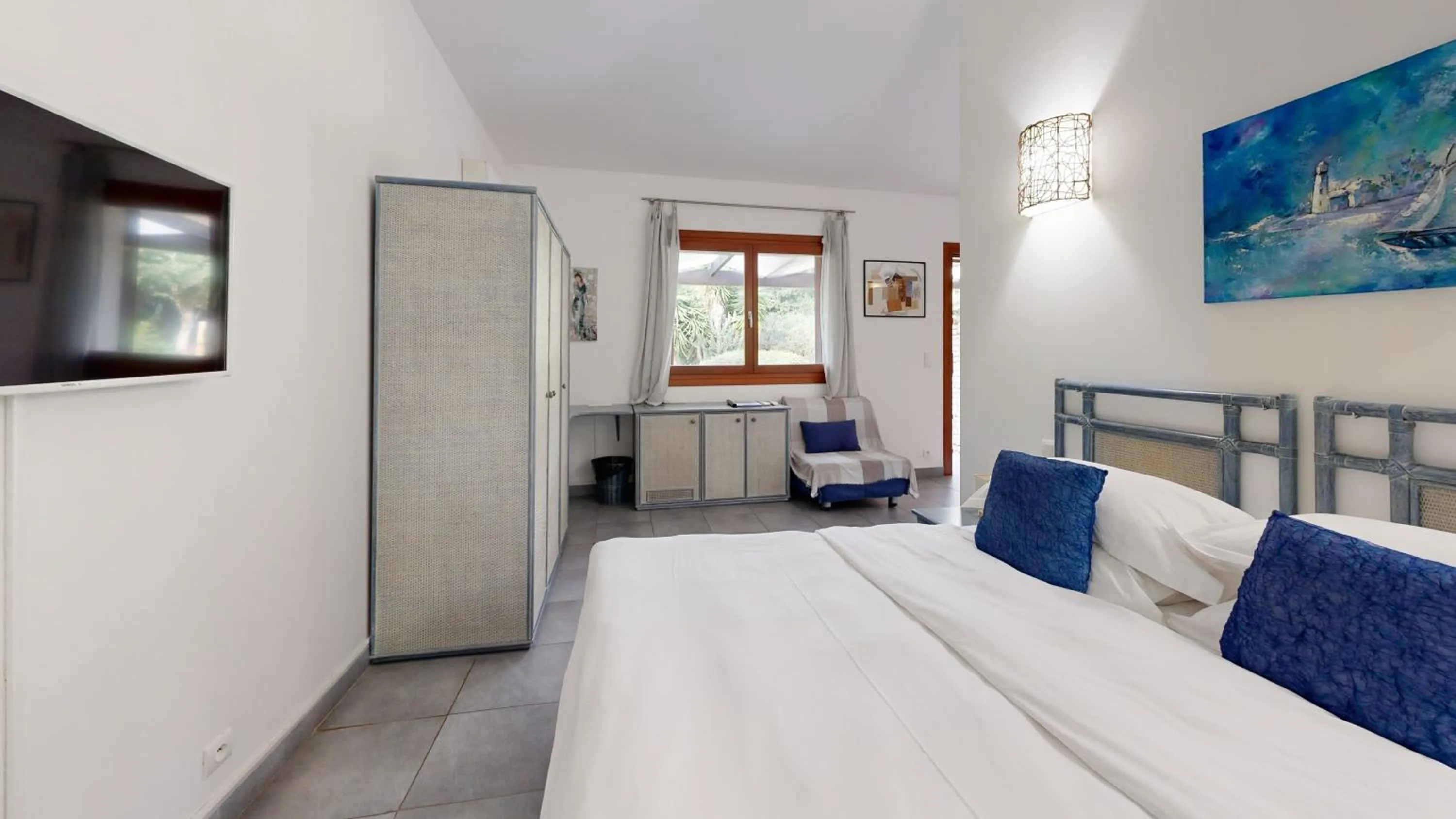 Bed in Poisson Rouge