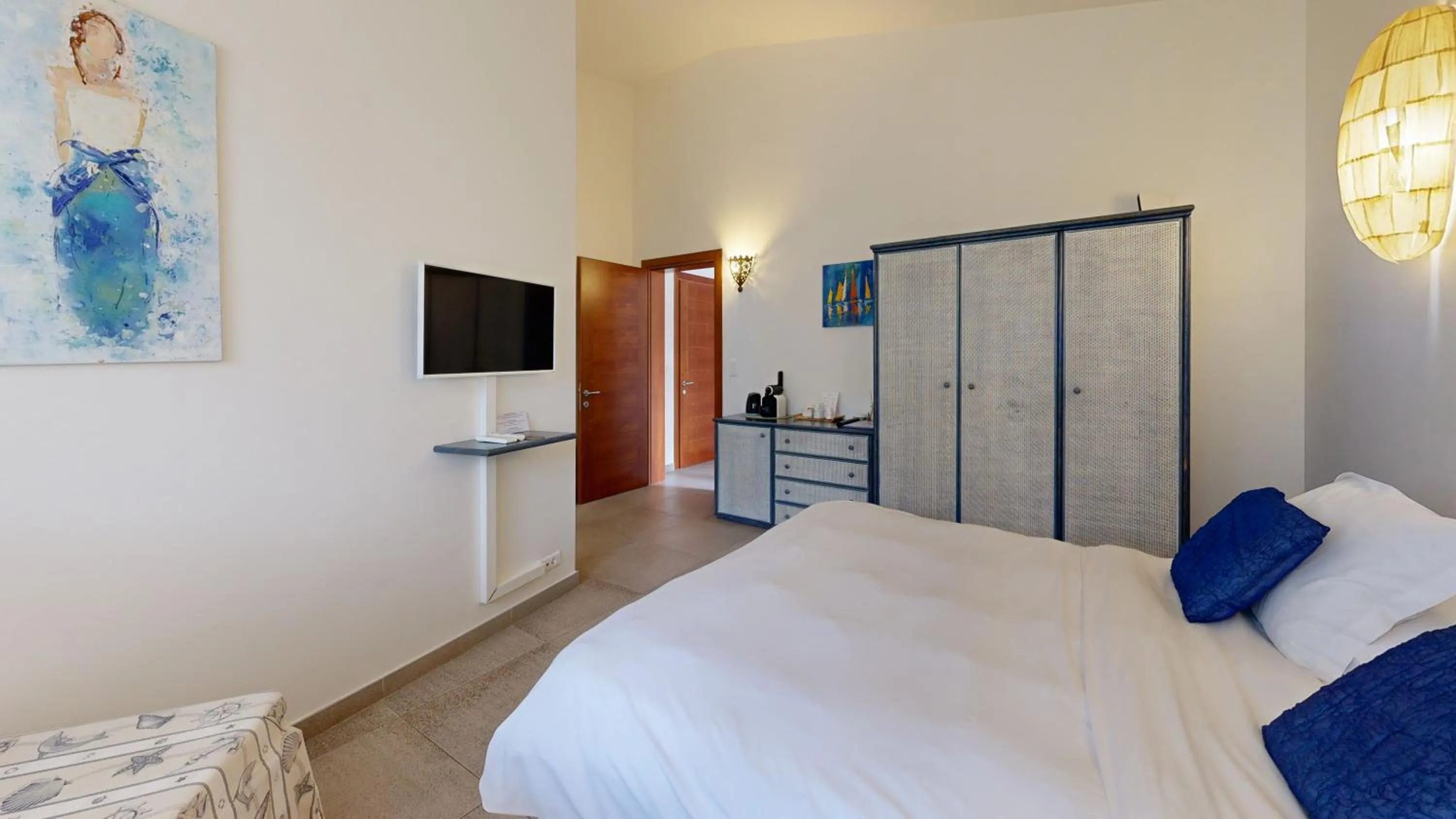 Bed in Poisson Rouge