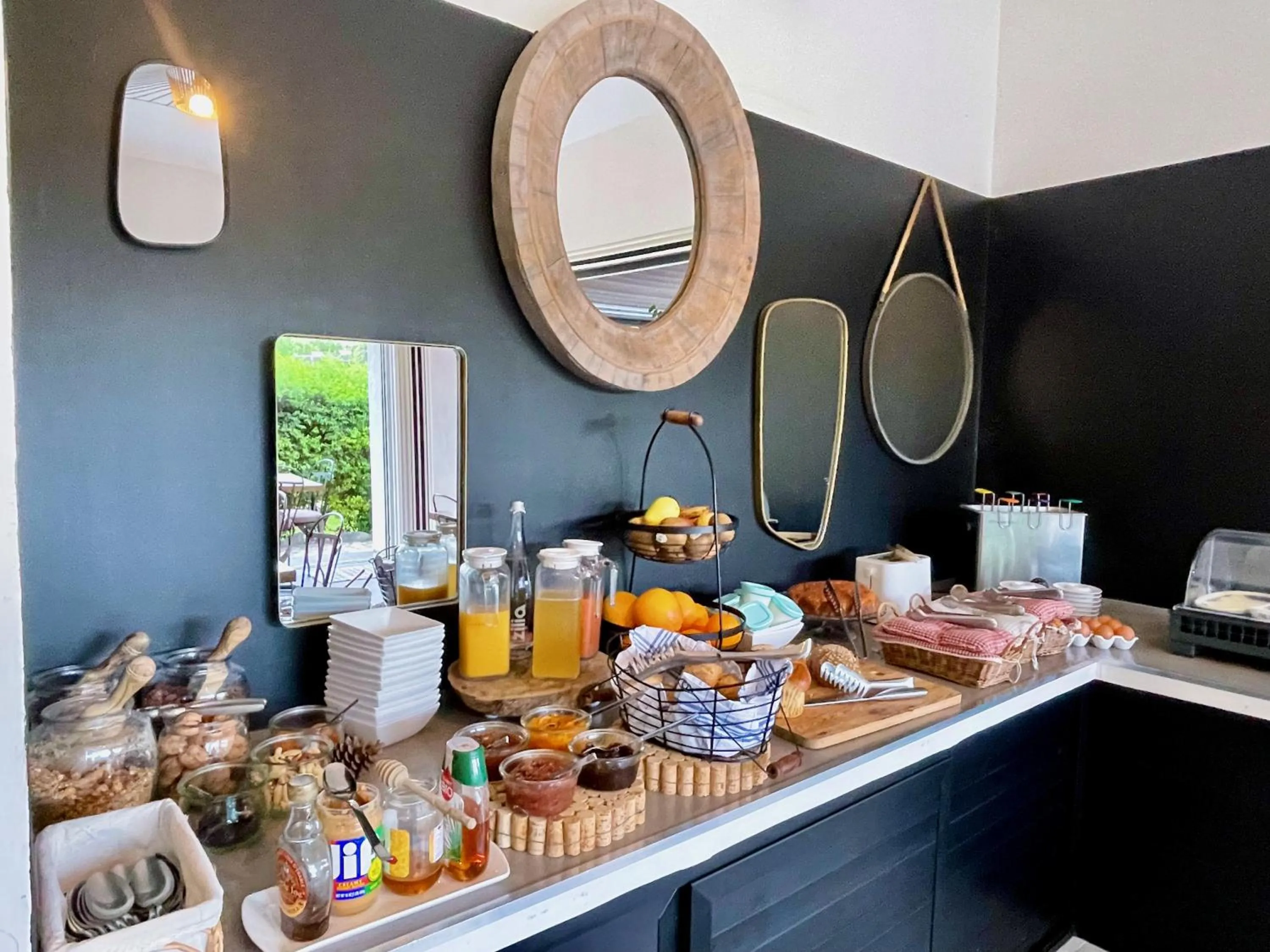 Breakfast in Poisson Rouge