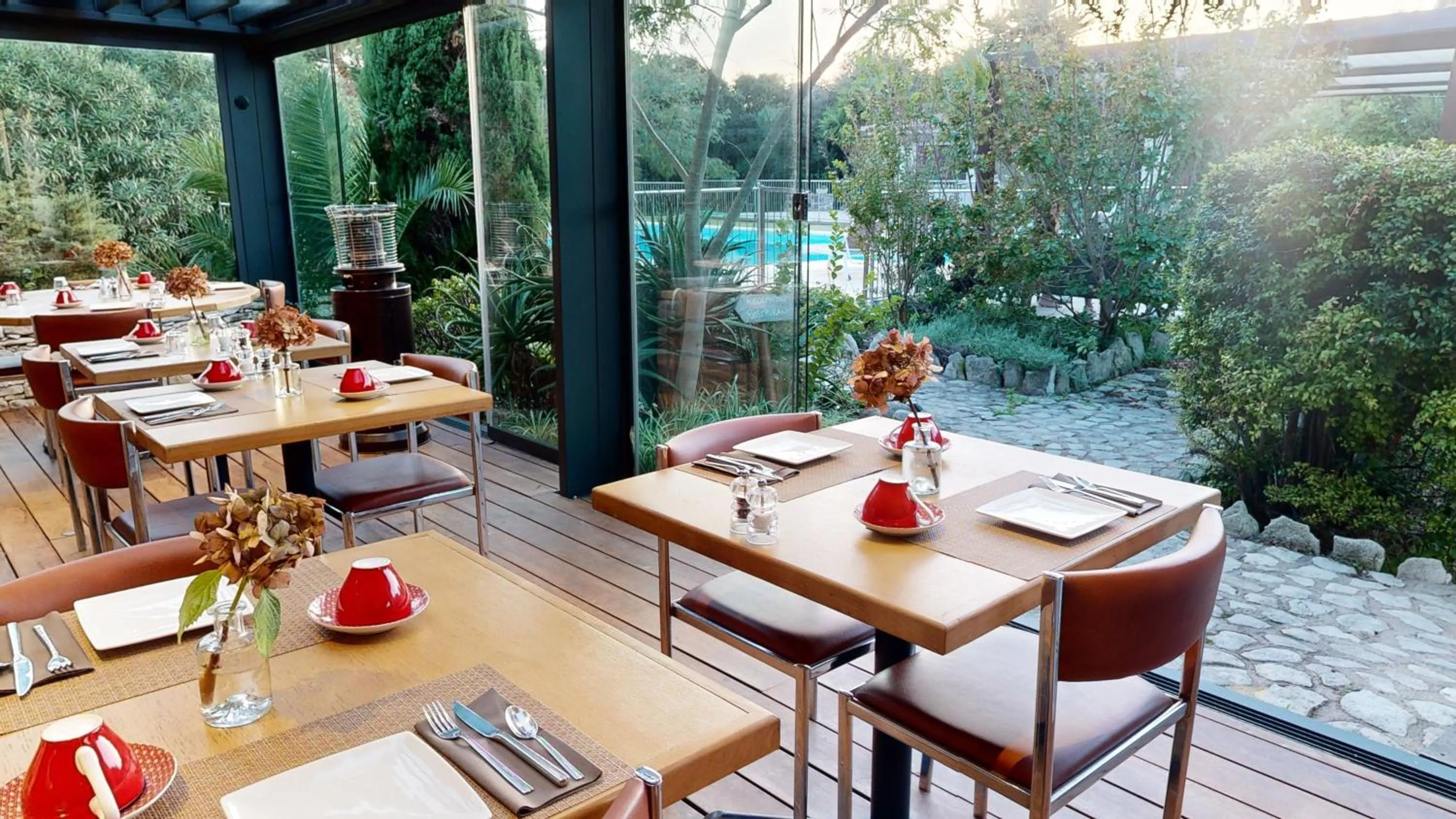 Patio in Poisson Rouge