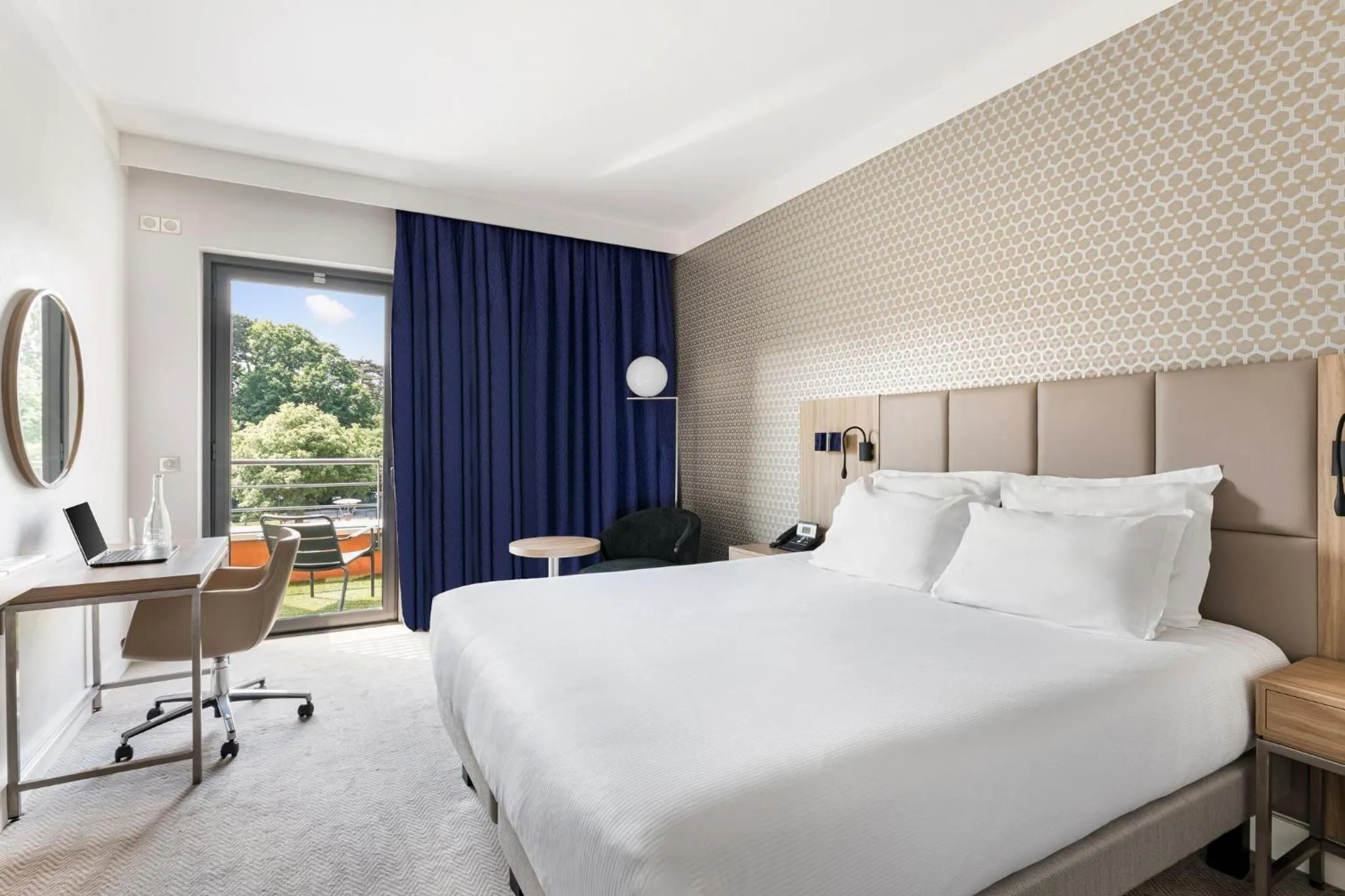 Photo of the whole room, Bed in Crowne Plaza Lyon - Cité Internationale