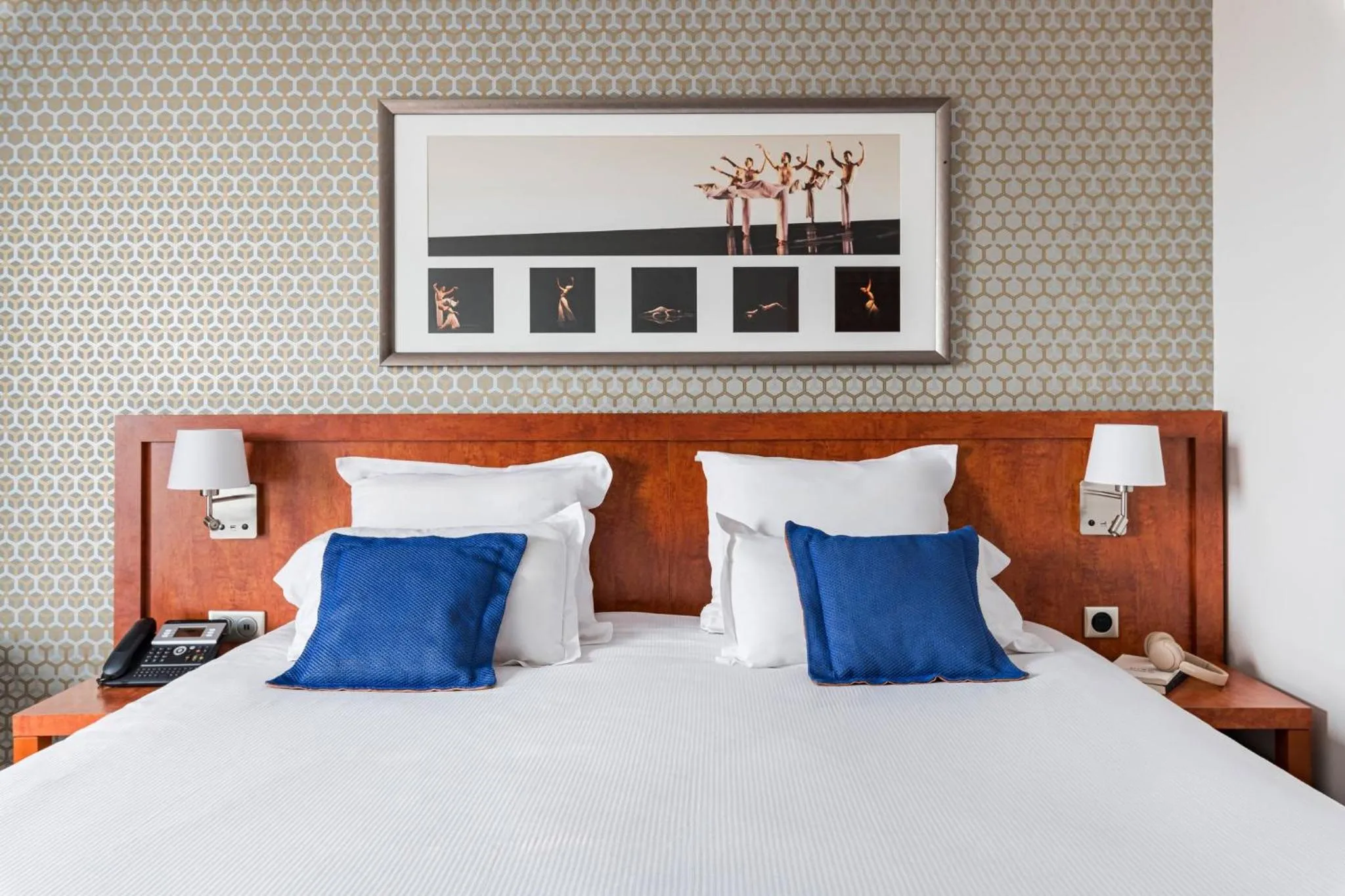 Photo of the whole room, Bed in Crowne Plaza Lyon - Cité Internationale