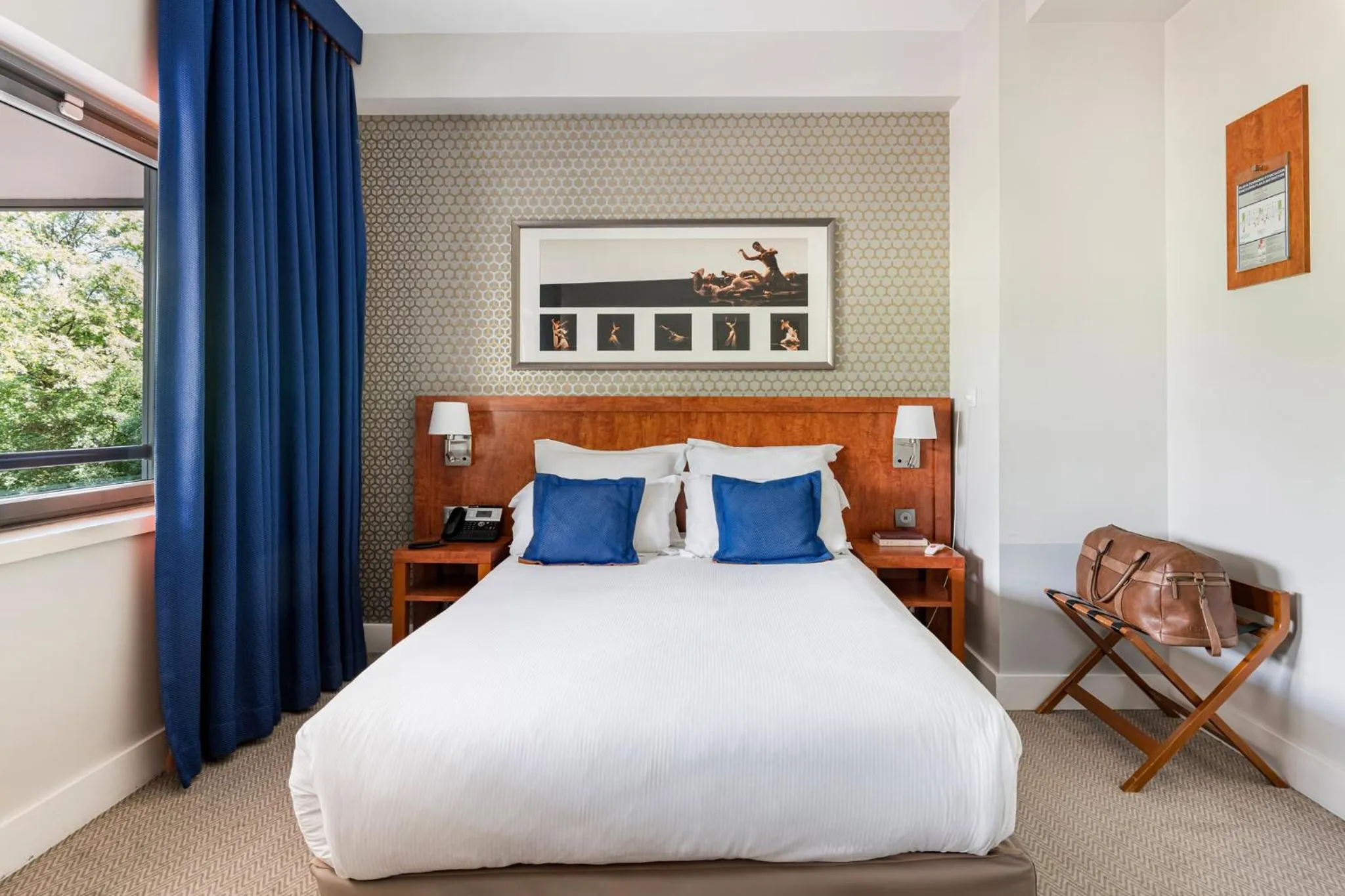 Photo of the whole room, Bed in Crowne Plaza Lyon - Cité Internationale