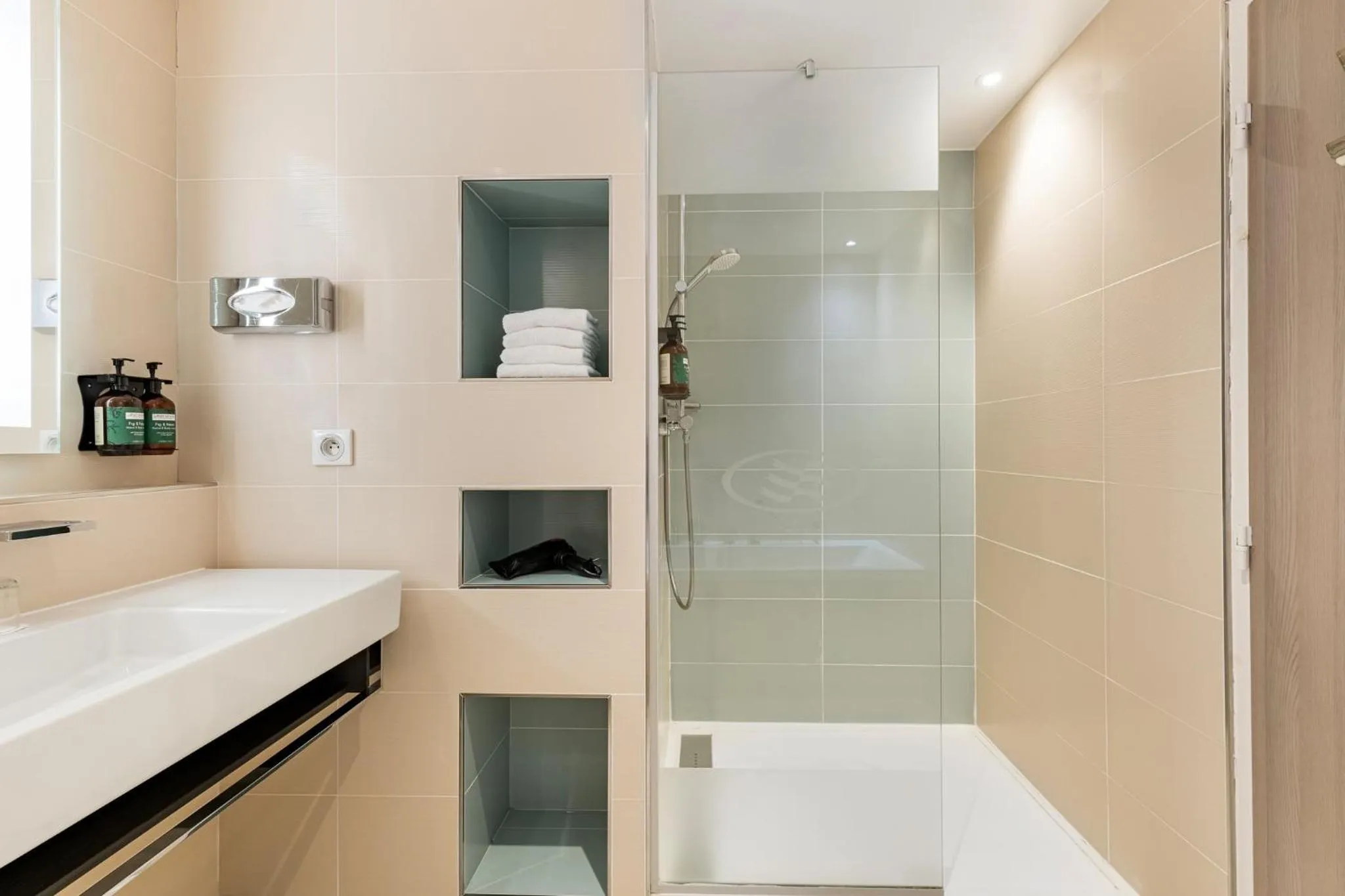 Photo of the whole room in Crowne Plaza Lyon - Cité Internationale