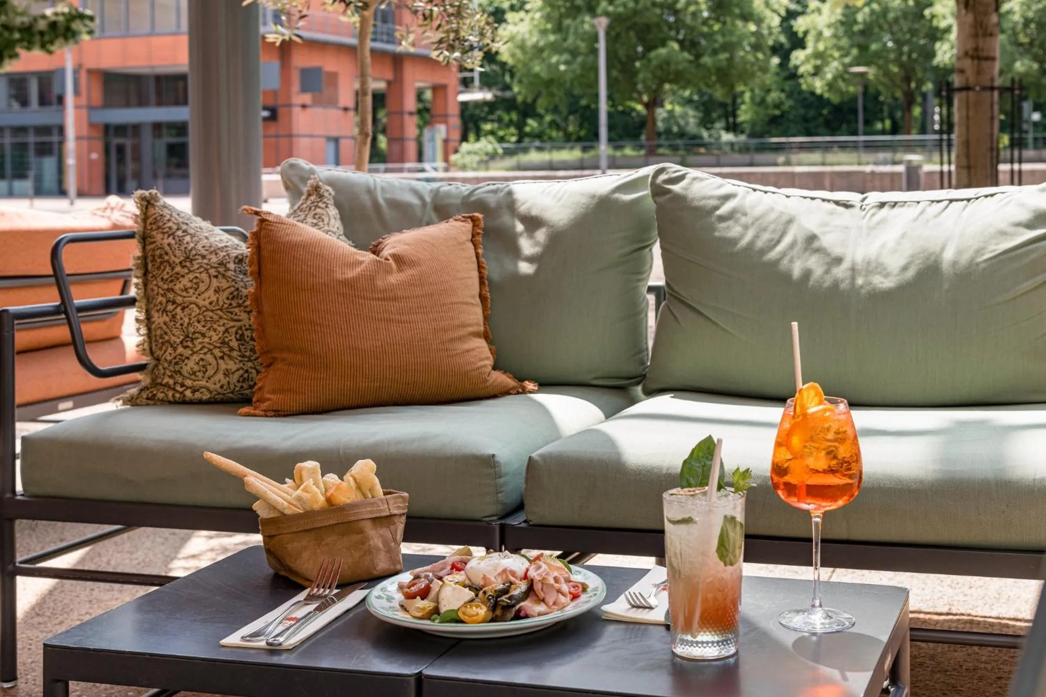 Lounge or bar in Crowne Plaza Lyon - Cité Internationale