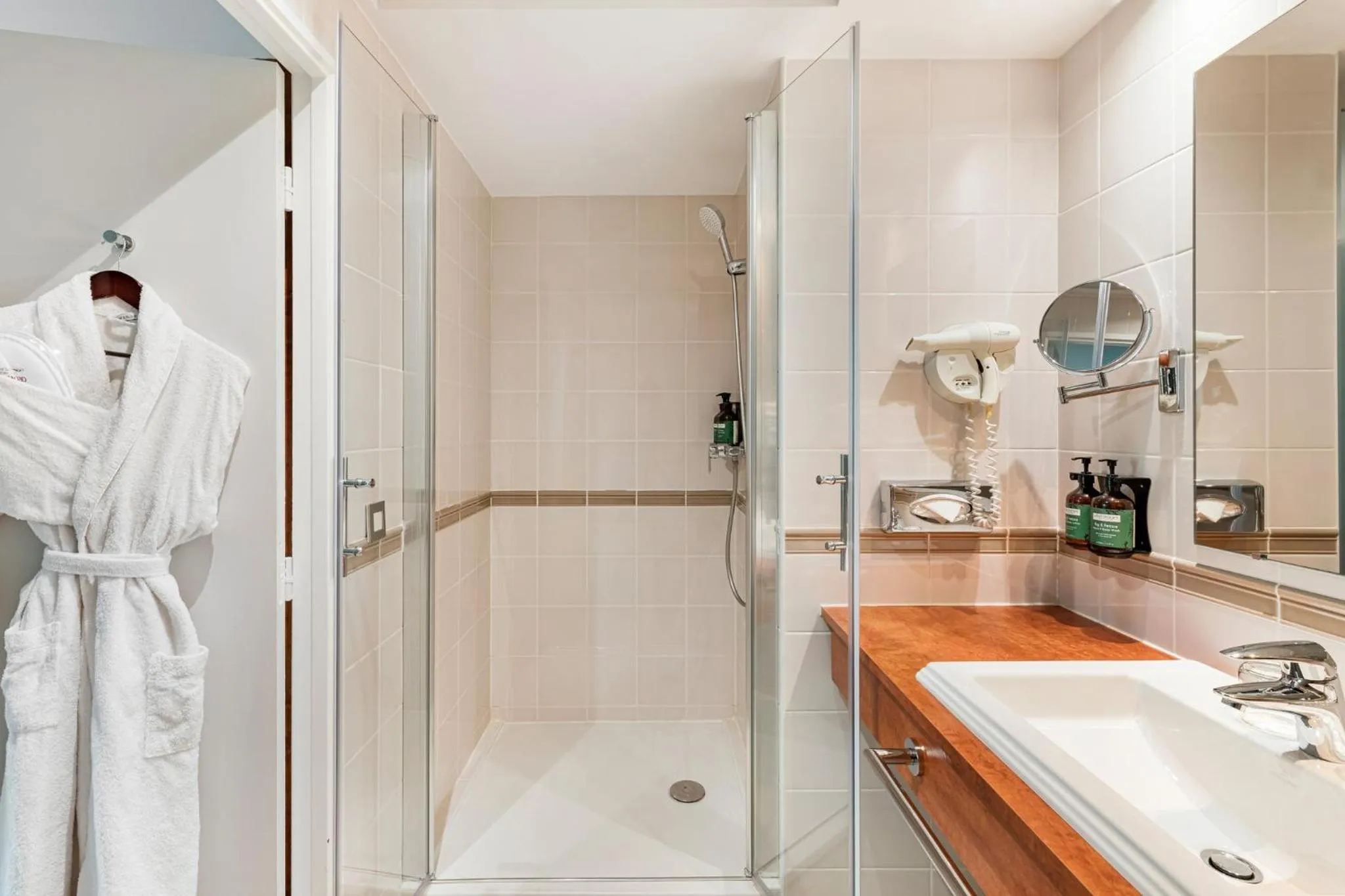 Photo of the whole room in Crowne Plaza Lyon - Cité Internationale