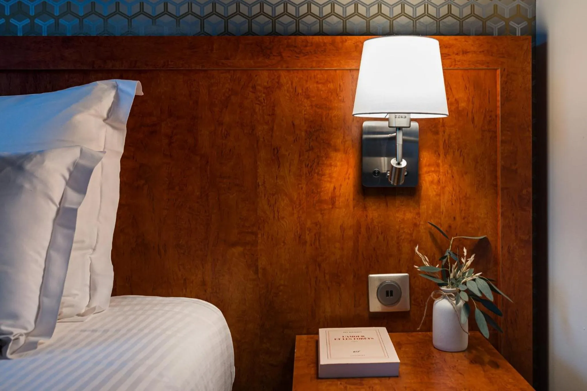 Photo of the whole room, Bed in Crowne Plaza Lyon - Cité Internationale