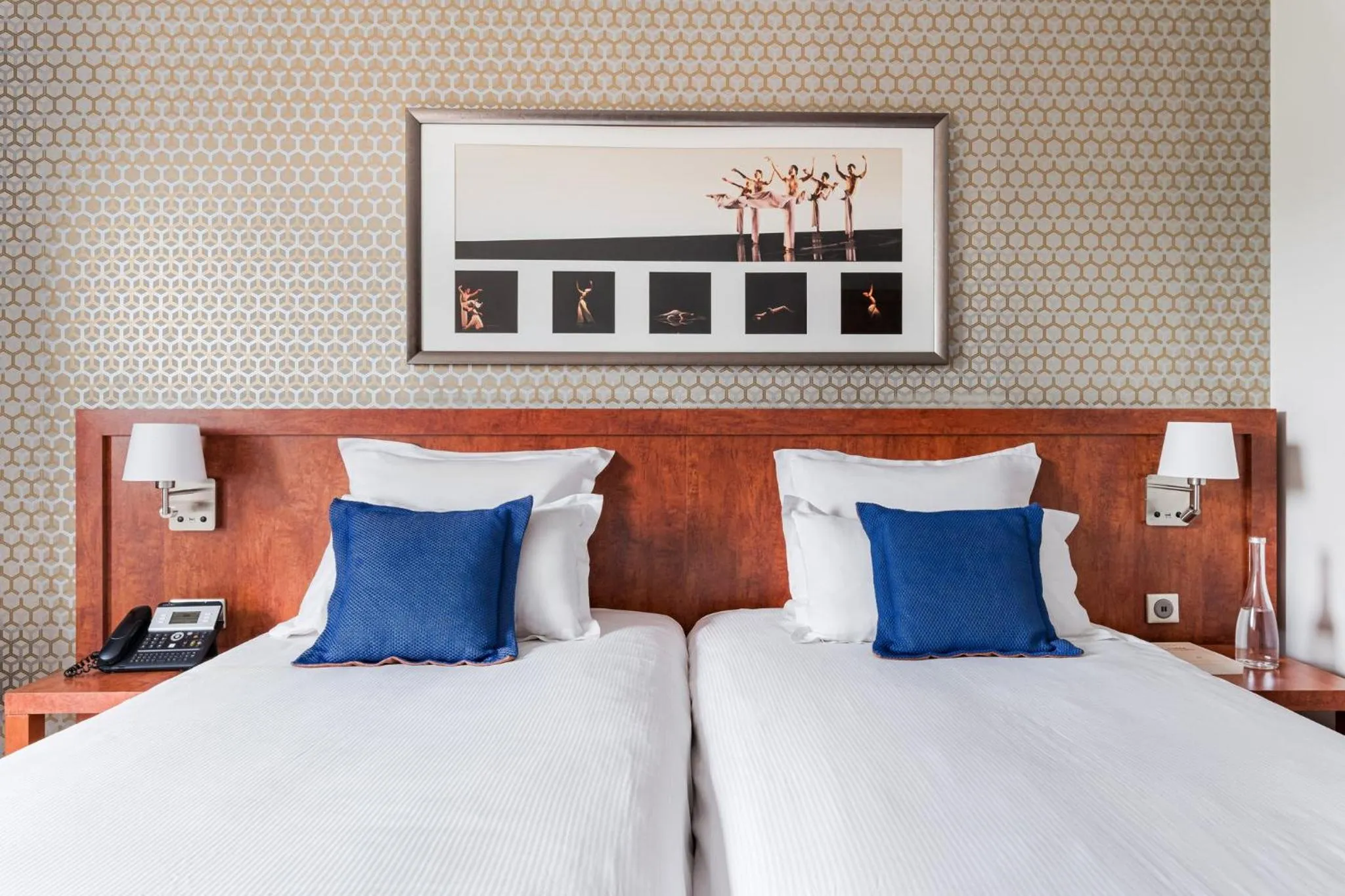 Photo of the whole room, Bed in Crowne Plaza Lyon - Cité Internationale