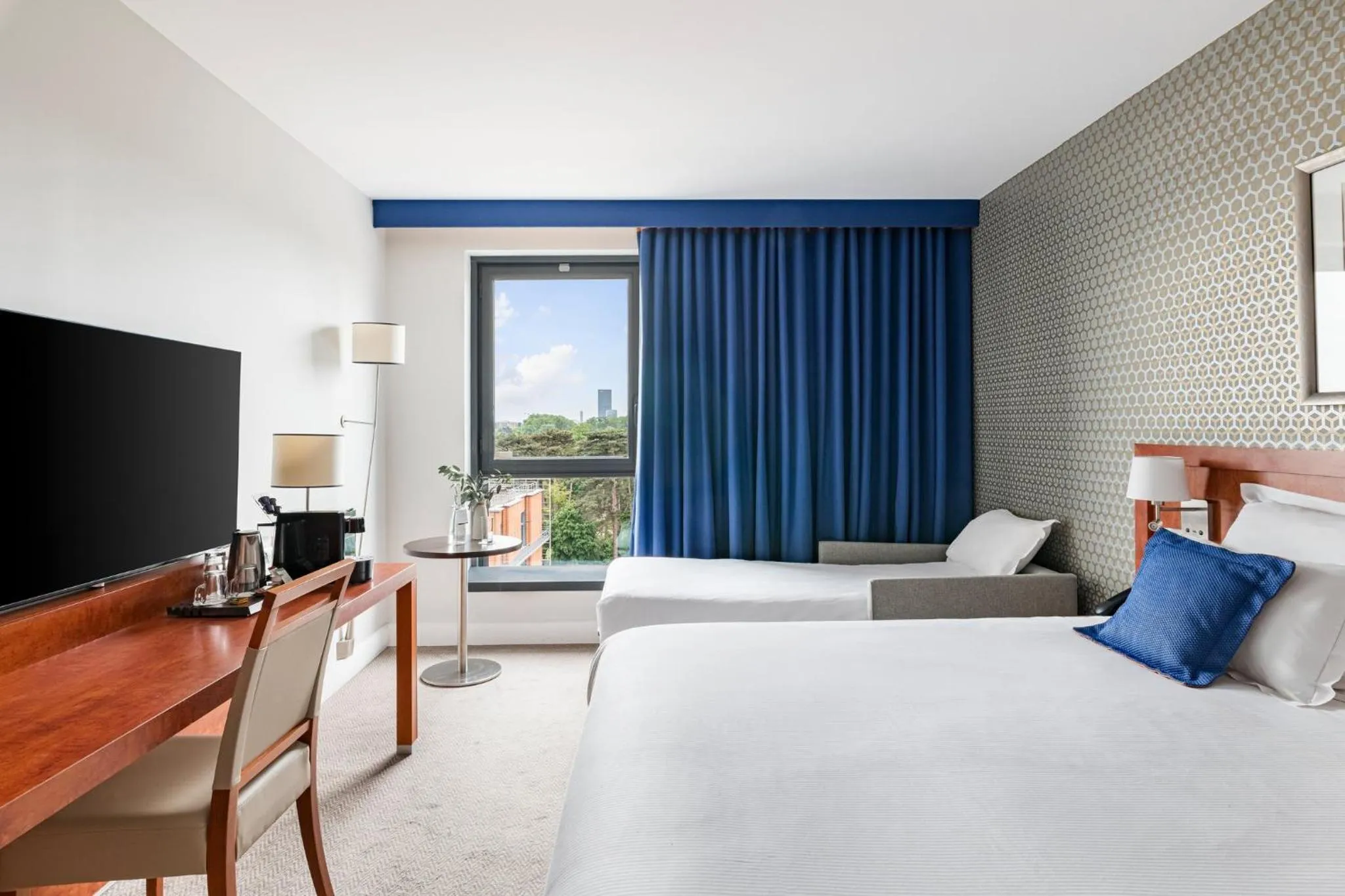 Photo of the whole room, Bed in Crowne Plaza Lyon - Cité Internationale