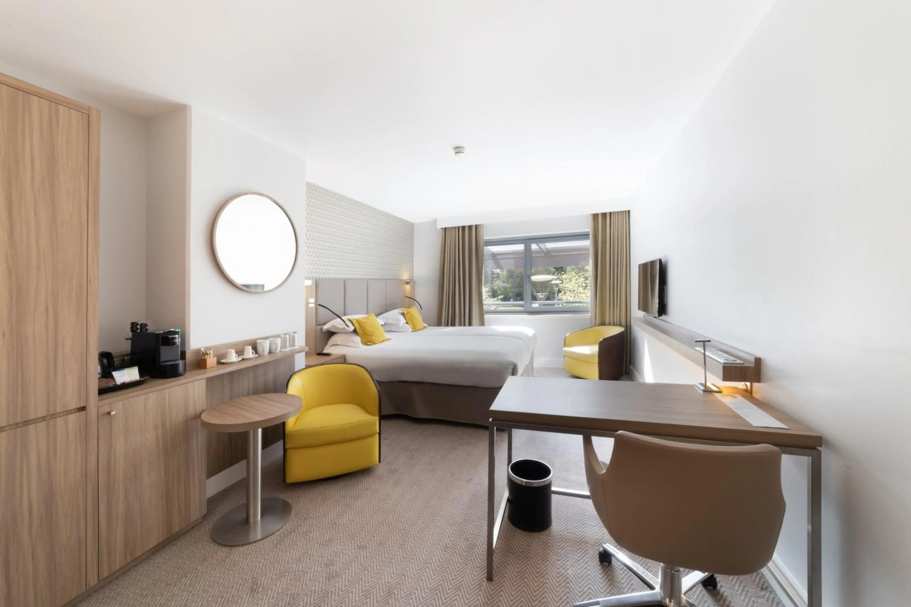 Photo of the whole room, Bed in Crowne Plaza Lyon - Cité Internationale