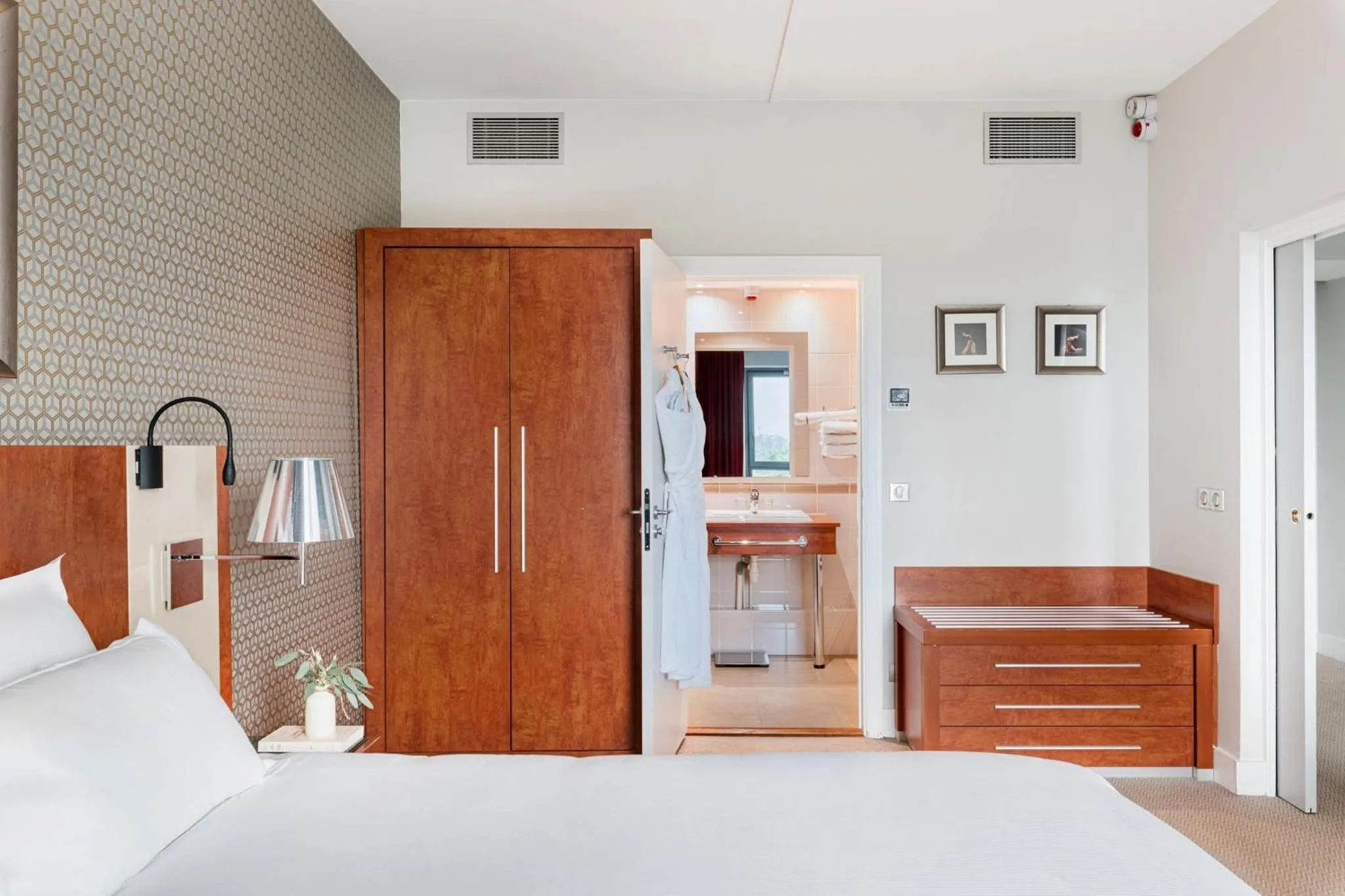 Photo of the whole room, Bed in Crowne Plaza Lyon - Cité Internationale