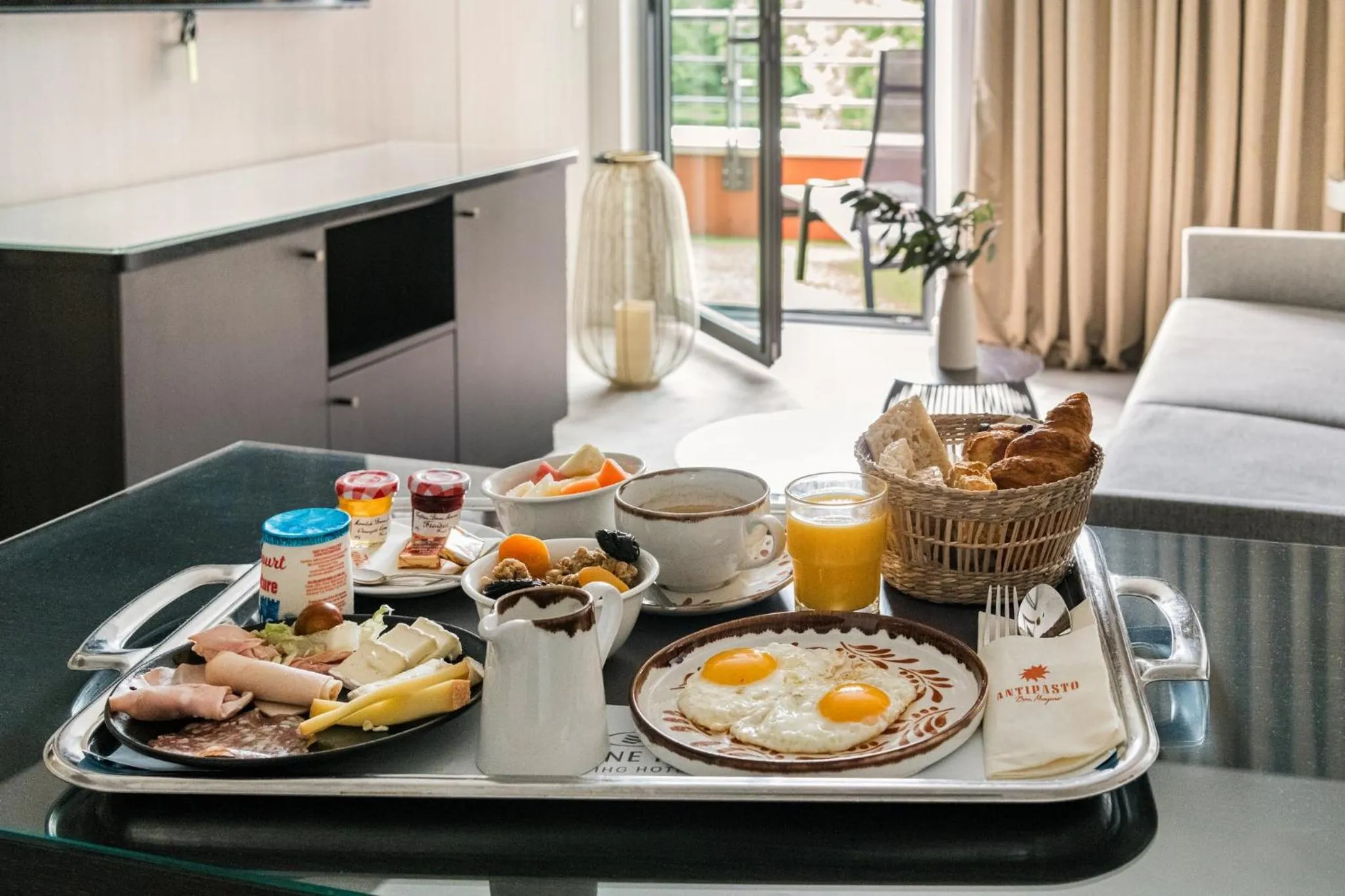 Photo of the whole room in Crowne Plaza Lyon - Cité Internationale