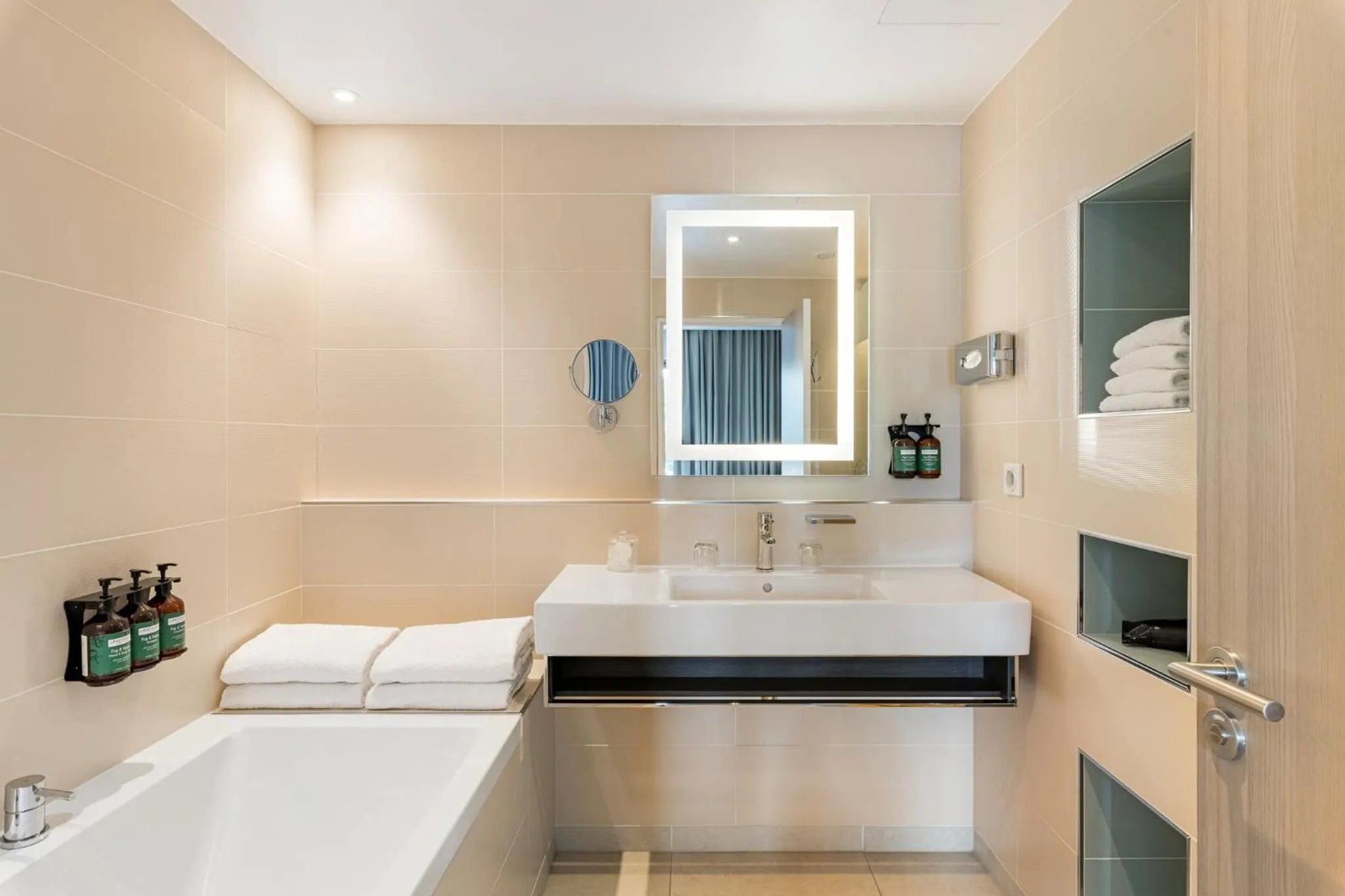 Photo of the whole room, Bed in Crowne Plaza Lyon - Cité Internationale