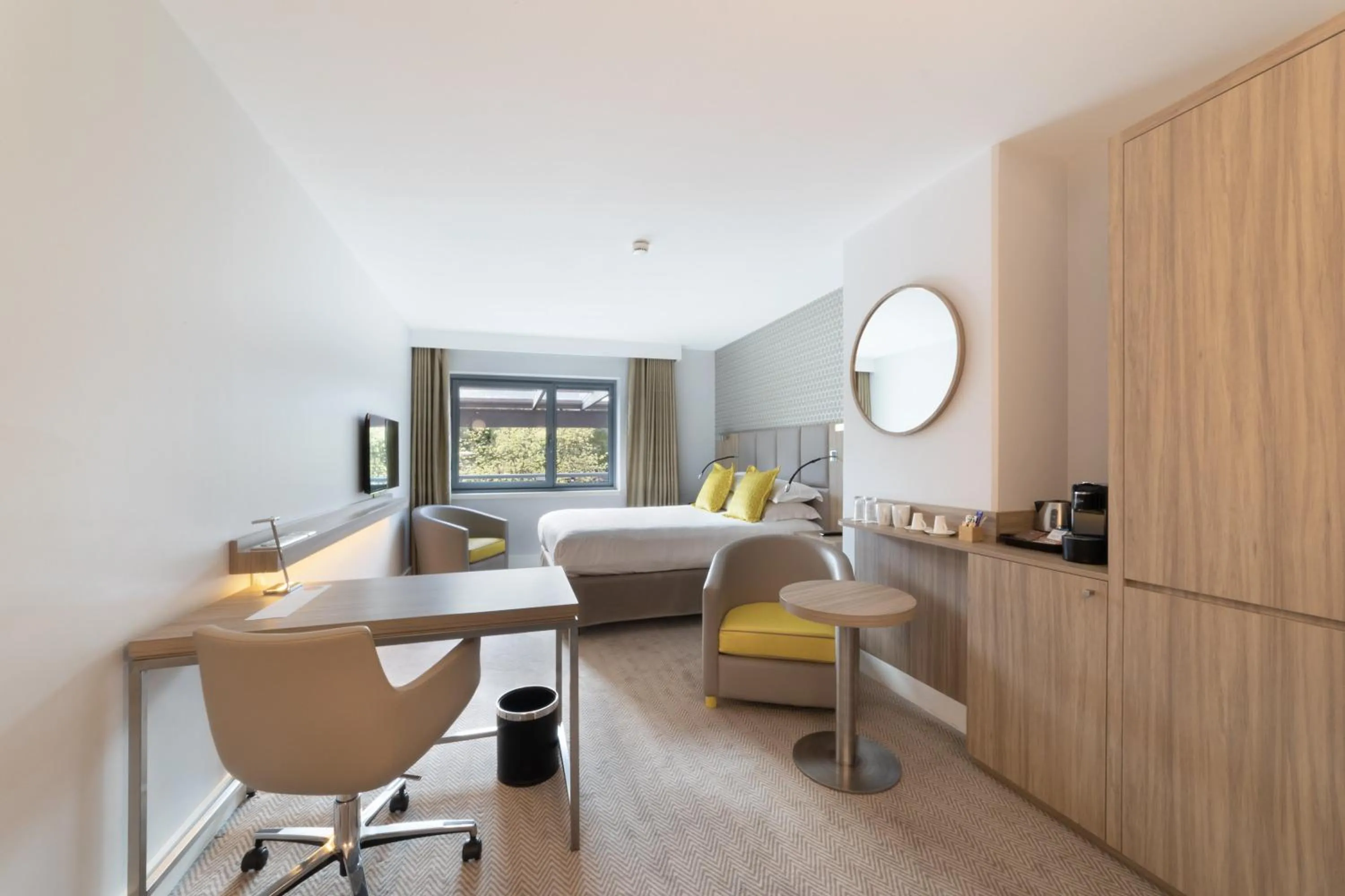 Photo of the whole room, Bed in Crowne Plaza Lyon - Cité Internationale