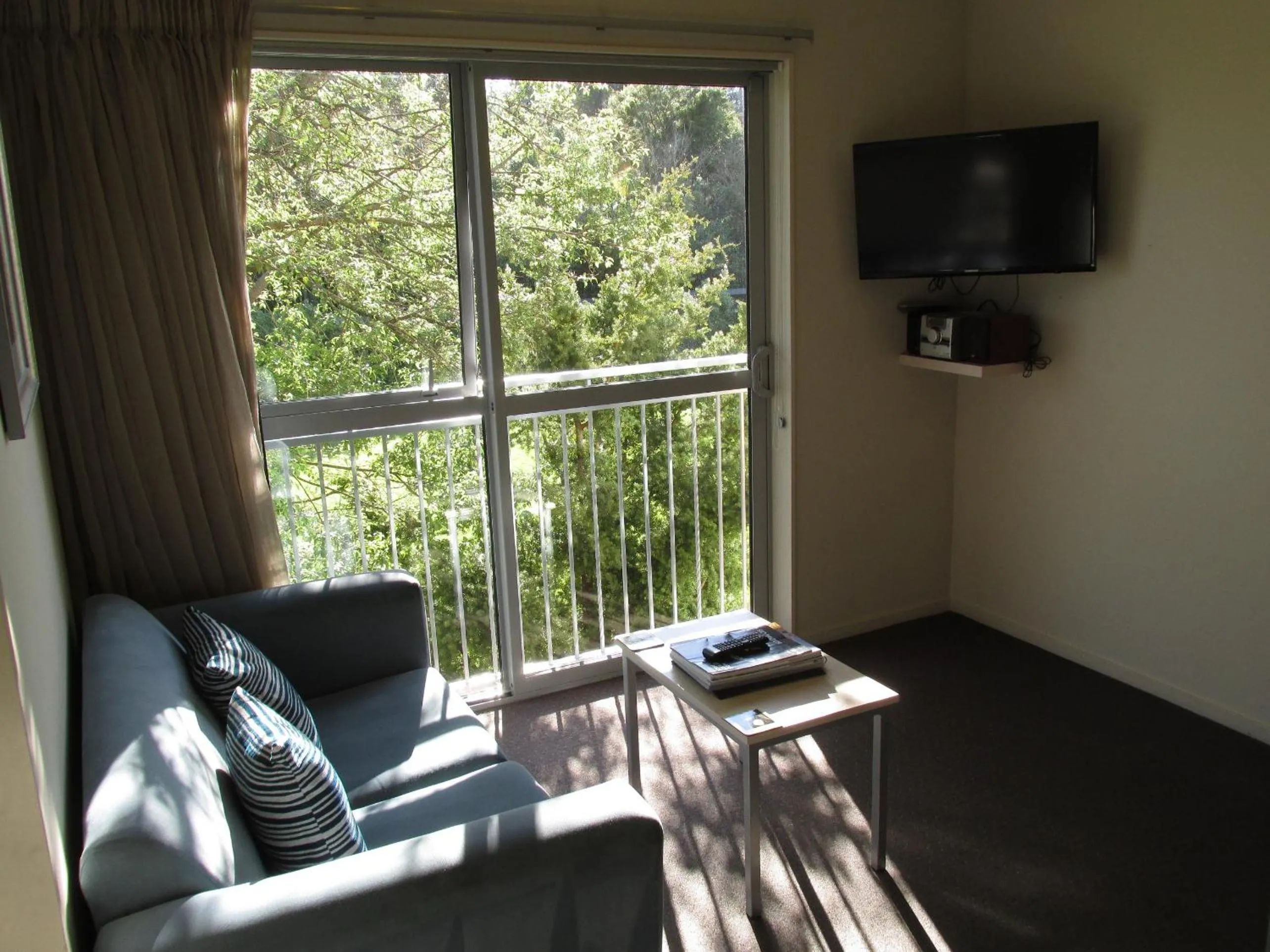 Living room in 166 Majestic Court Motel
