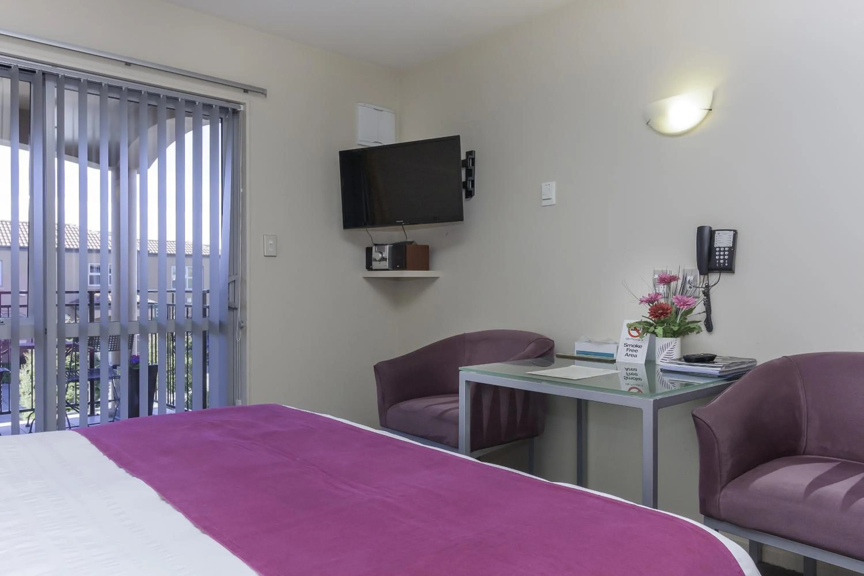 Bedroom, Bed in 166 Majestic Court Motel