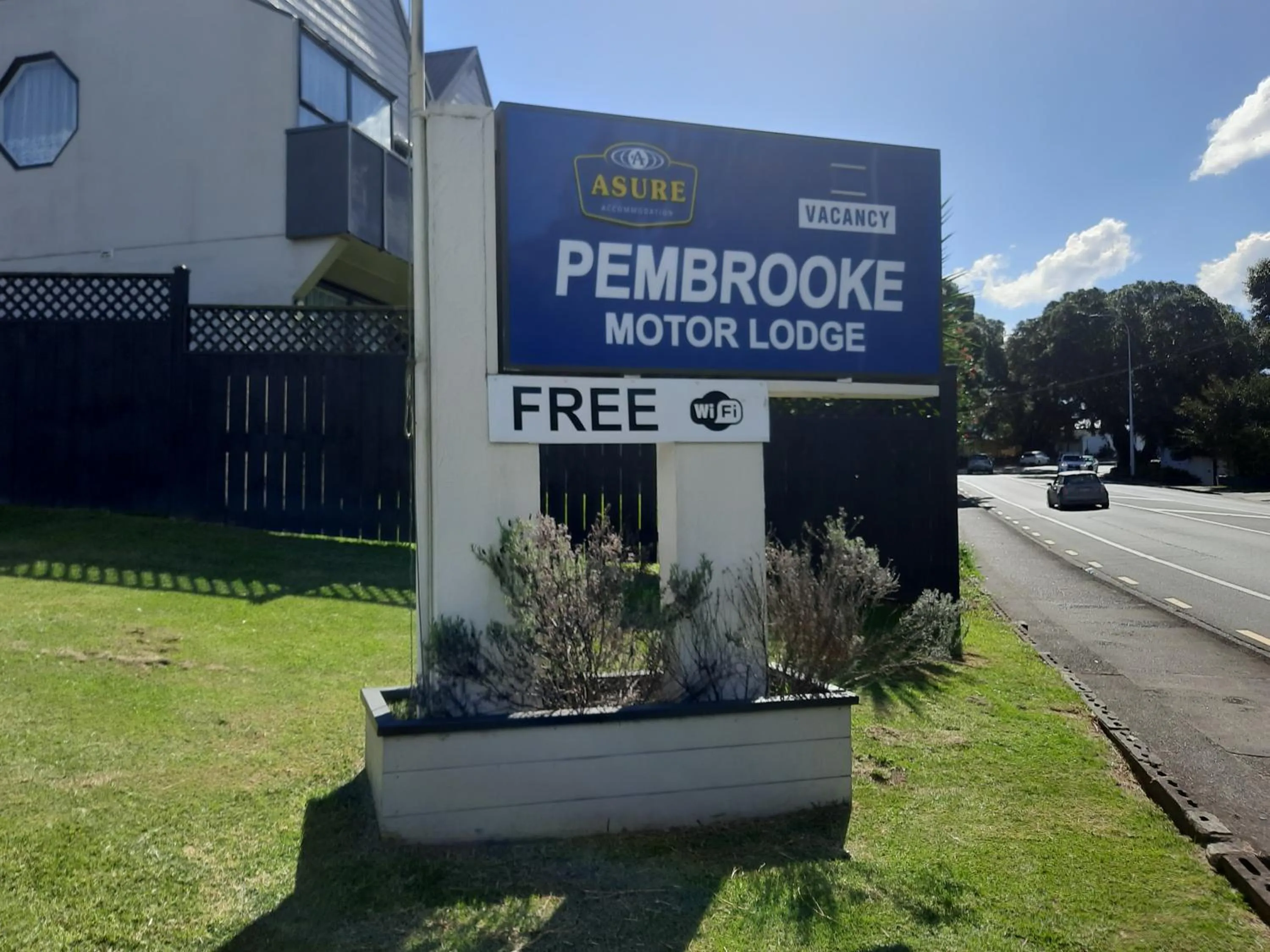 Logo/Certificate/Sign in Pembrooke Motor Lodge