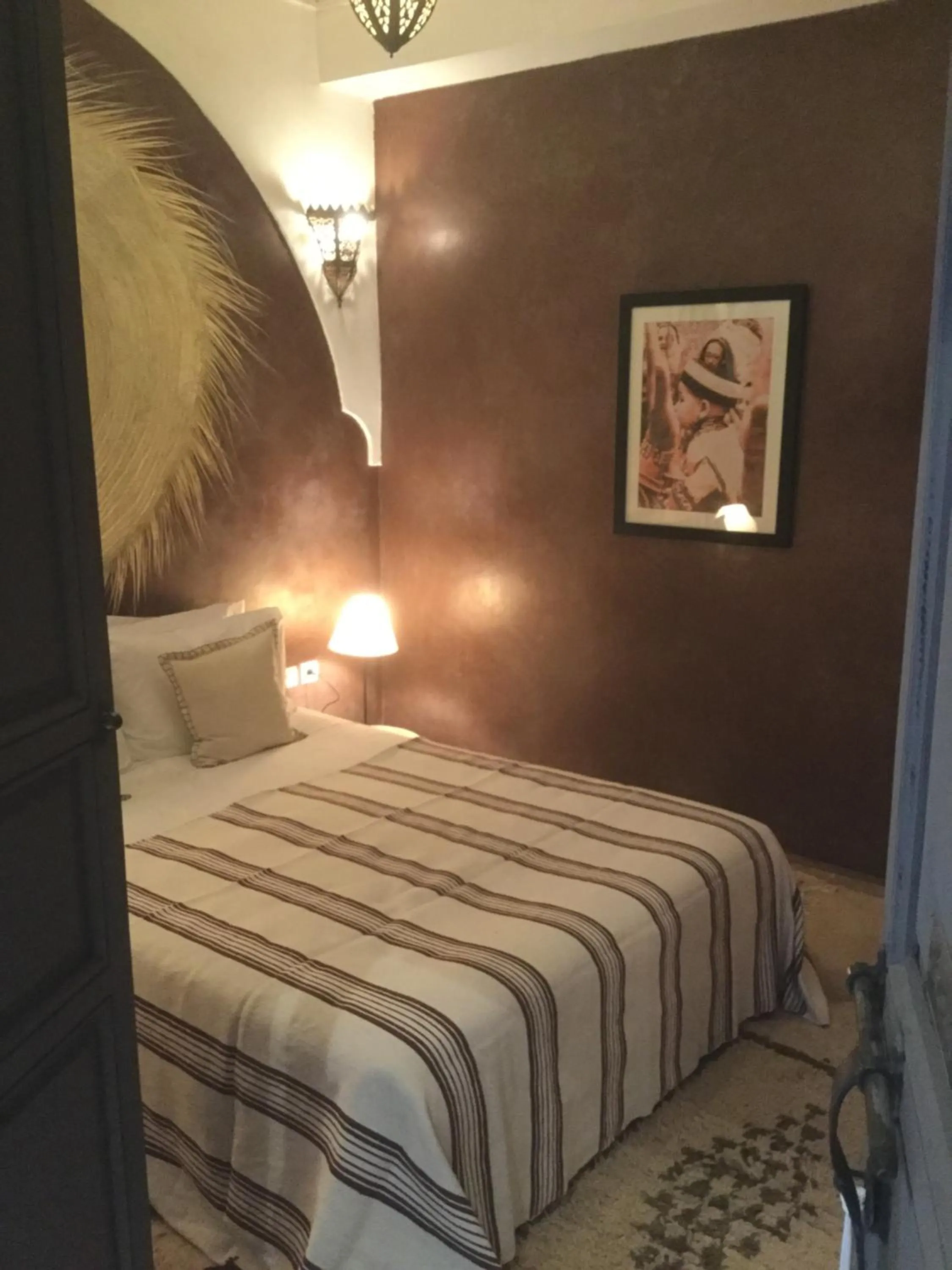 Photo of the whole room, Bed in riad mimoune