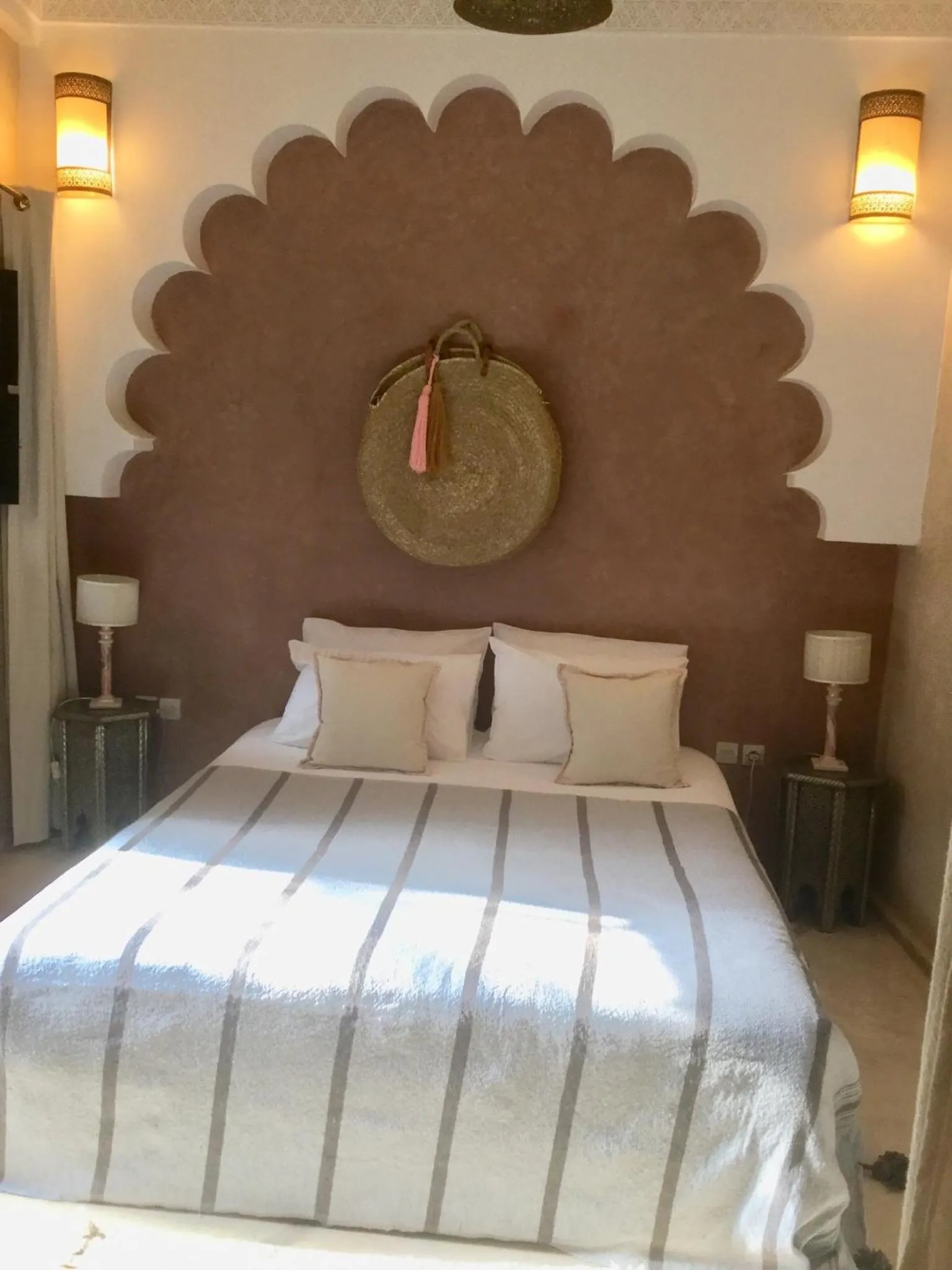 Photo of the whole room, Bed in riad mimoune