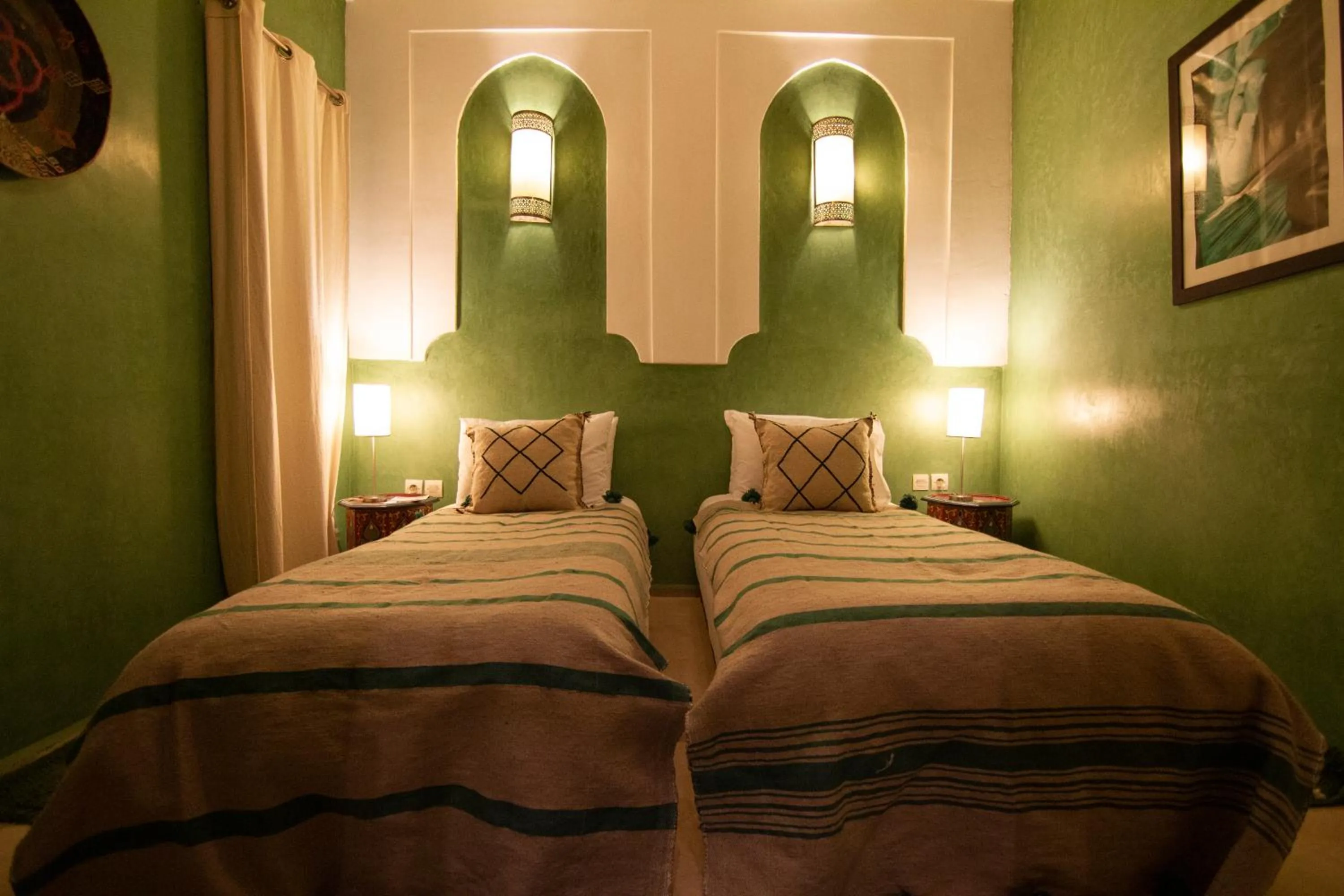 Photo of the whole room, Bed in riad mimoune