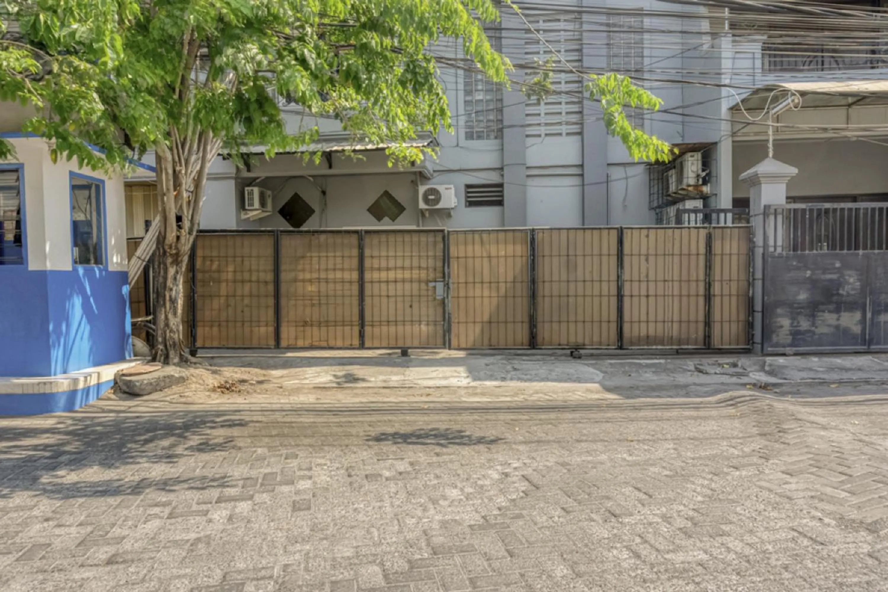 Facade/entrance in RedDoorz near Widya Mandala University
