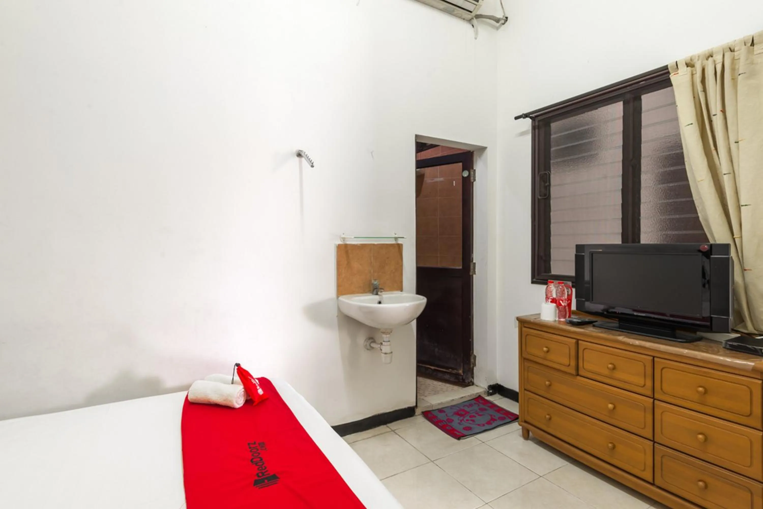 RedDoorz near Widya Mandala University