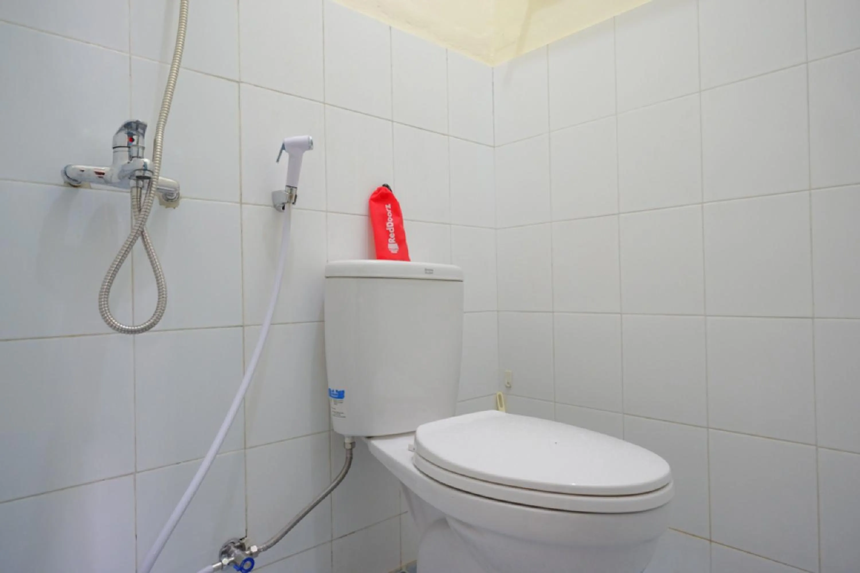 Bathroom in RedDoorz near GOR Satria 3