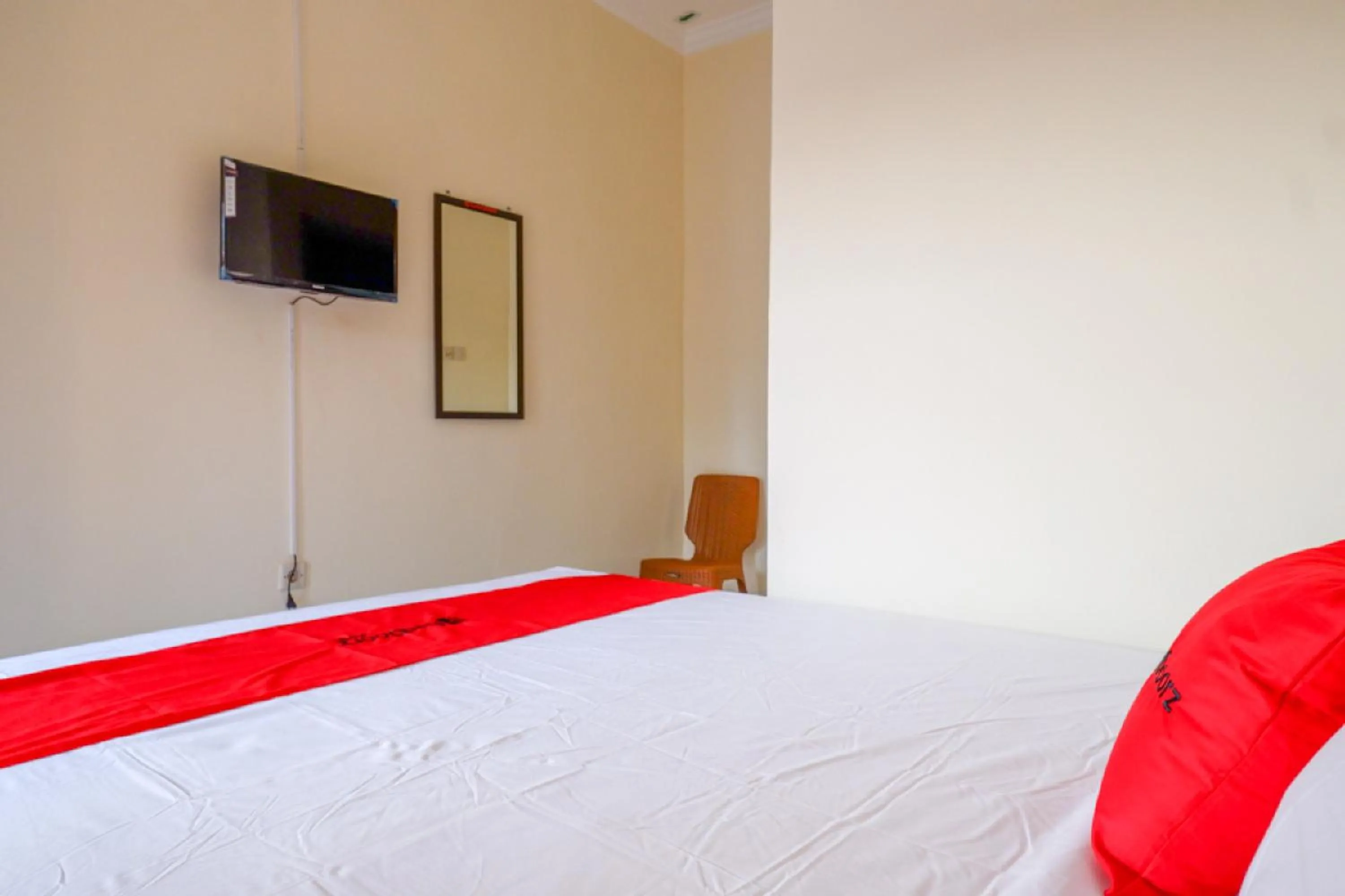 Bedroom, Bed in RedDoorz near GOR Satria 3