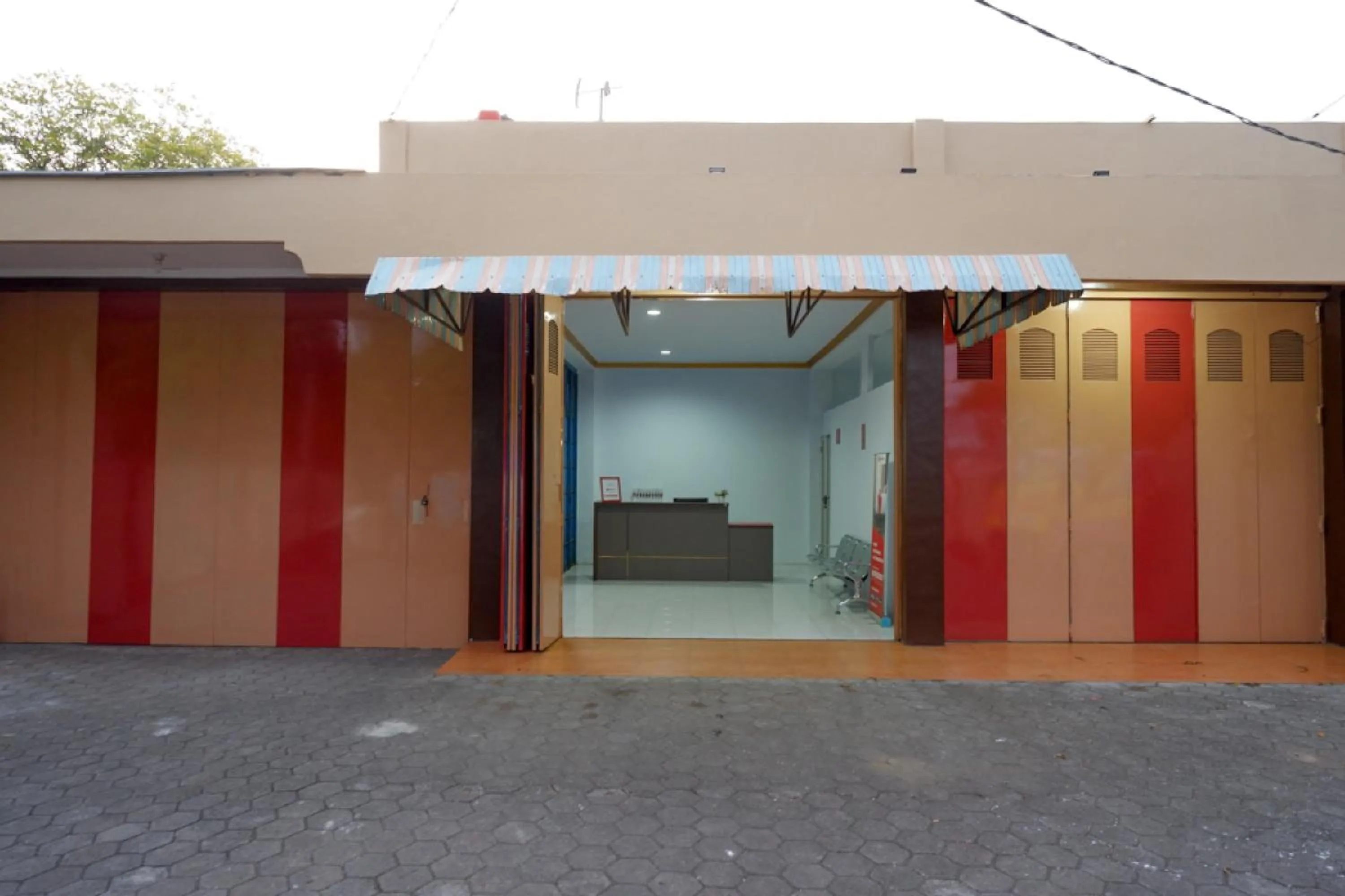 Facade/entrance in RedDoorz near GOR Satria 3
