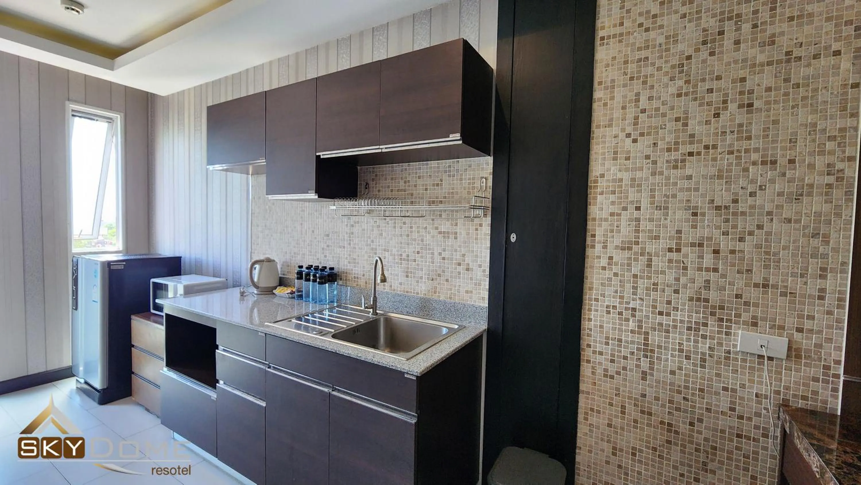 Kitchen or kitchenette in Sky dome resotel - โรงแรมสกายโดม รีโซเทล