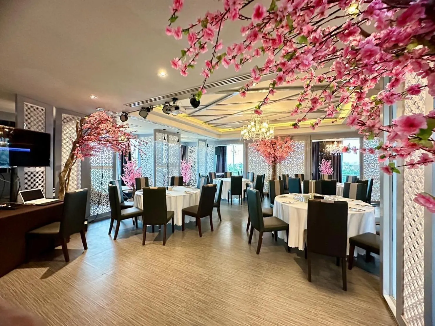 Restaurant/places to eat in Sky dome resotel - โรงแรมสกายโดม รีโซเทล