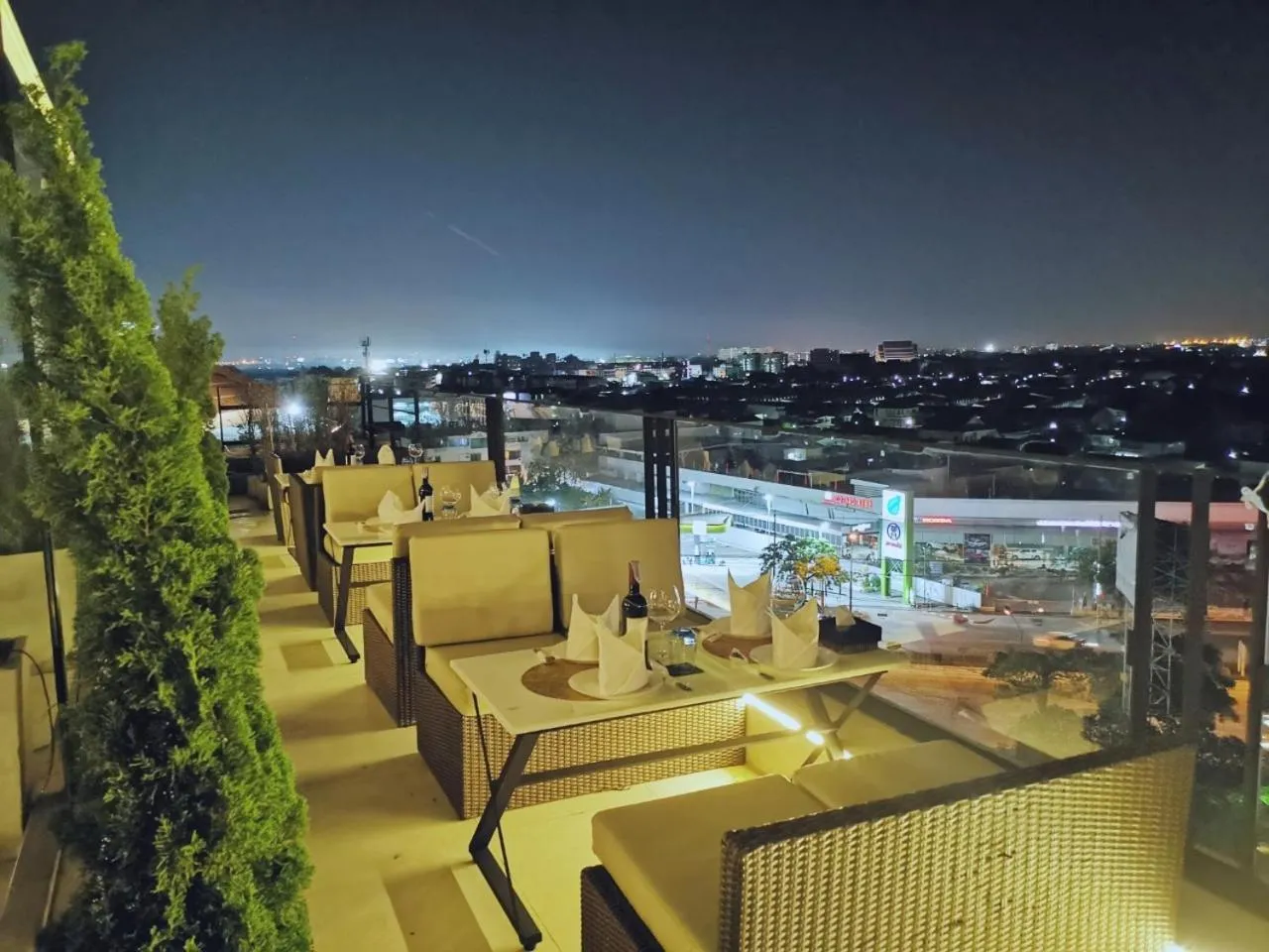 Restaurant/places to eat in Sky dome resotel - โรงแรมสกายโดม รีโซเทล