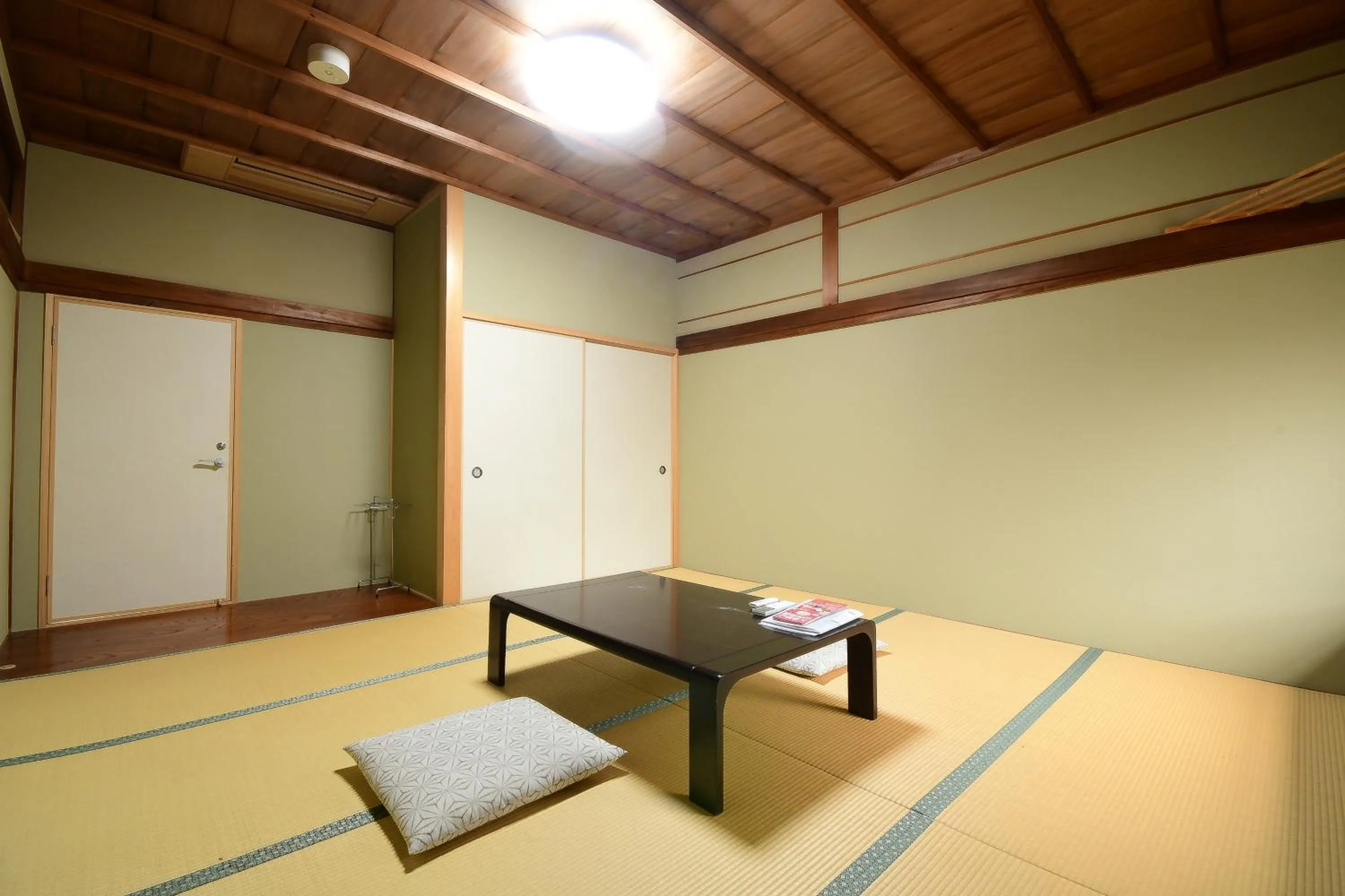 Photo of the whole room in Koyasan Shukubo Yochiin